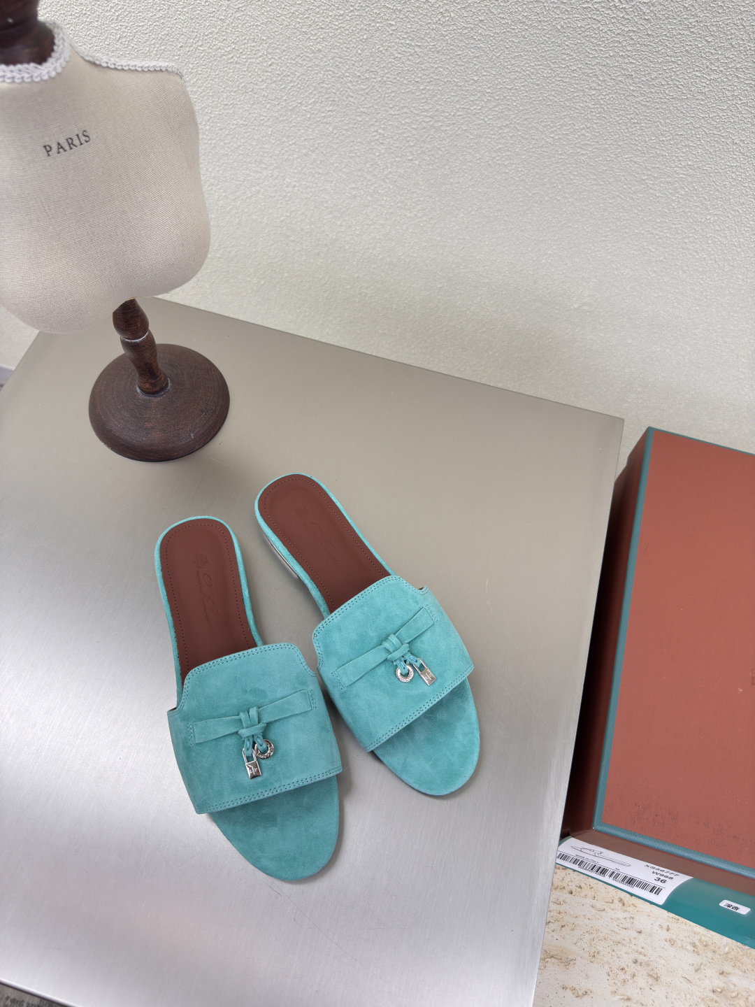 NO:407433,Leather outsole classic slippers LP (10 gift boxes) Nouo Piana English: Loro Piana abbreviation: LP Peacock Blue Founded on: 194-194-The founder of the top luxury brand in Italy: pietro Loro Piana Category: men's clothing, women's clothing, shoes, leather handbags, accessories and gifts (scarves, square scarves, scarves, shawls, belts, gloves, hats) Competitors: Brunello Cucinelli, Colombo Fabric: camel hair, king's gift, lotus fiber, small cashmere, cashmere, etc. LP is called 'Rolls-Royce in cashmere' and 'Patek Philippe' in fabric; the softness, luxury that politicians, royal families, nobles, rich people, and celebrities all pursue, top-notch, low-key and glitz.  Inconspicuous logo, classic cutting, exquisite craftsmanship. Low-key and high-end are all written in the details. #LoroPiana NouyouPianya High-version version 35 36 37 38 39 40 41 (4041 customization), slippers, brunello cucinelli, loro piana, loro piana, patek philippe, slippers, Leather soles, gloves, shawls, hats19860909真皮大底 经典拖鞋 LP （礼品盒另 10） 诺悠翩雅英文: Loro Piana简称:LP 孔雀蓝 创立于:194月24日-意大利顶级奢侈品品牌创始人:pietro Loro Piana 品类:男装、女装、鞋履、皮具手袋、配饰礼品(丝巾、方巾、围巾、披肩、腰带、手套、帽子)竞品:Brunello Cucinelli、Colombo 面料:骆驼毛,国王的礼物,莲花纤维,小山羊绒,羊绒等 LP被称为“羊绒里的劳斯莱斯”、面料里的“百达翡丽”;政客、皇室、贵族、富豪、明星都追求的柔软 奢华 顶级,低调浮华. 不显眼的logo,经典的裁剪,考究的工艺. 低调于高级都写在了细节里.#LoroPiana诺悠翩雅 高版本对版 35 36 37 38 39 40 41（4041定制）,拖鞋,brunello cucinelli,loro piana,loro piana,patek philippe,slippers,Leather soles,gloves,shawls,hats,Women's Shoes