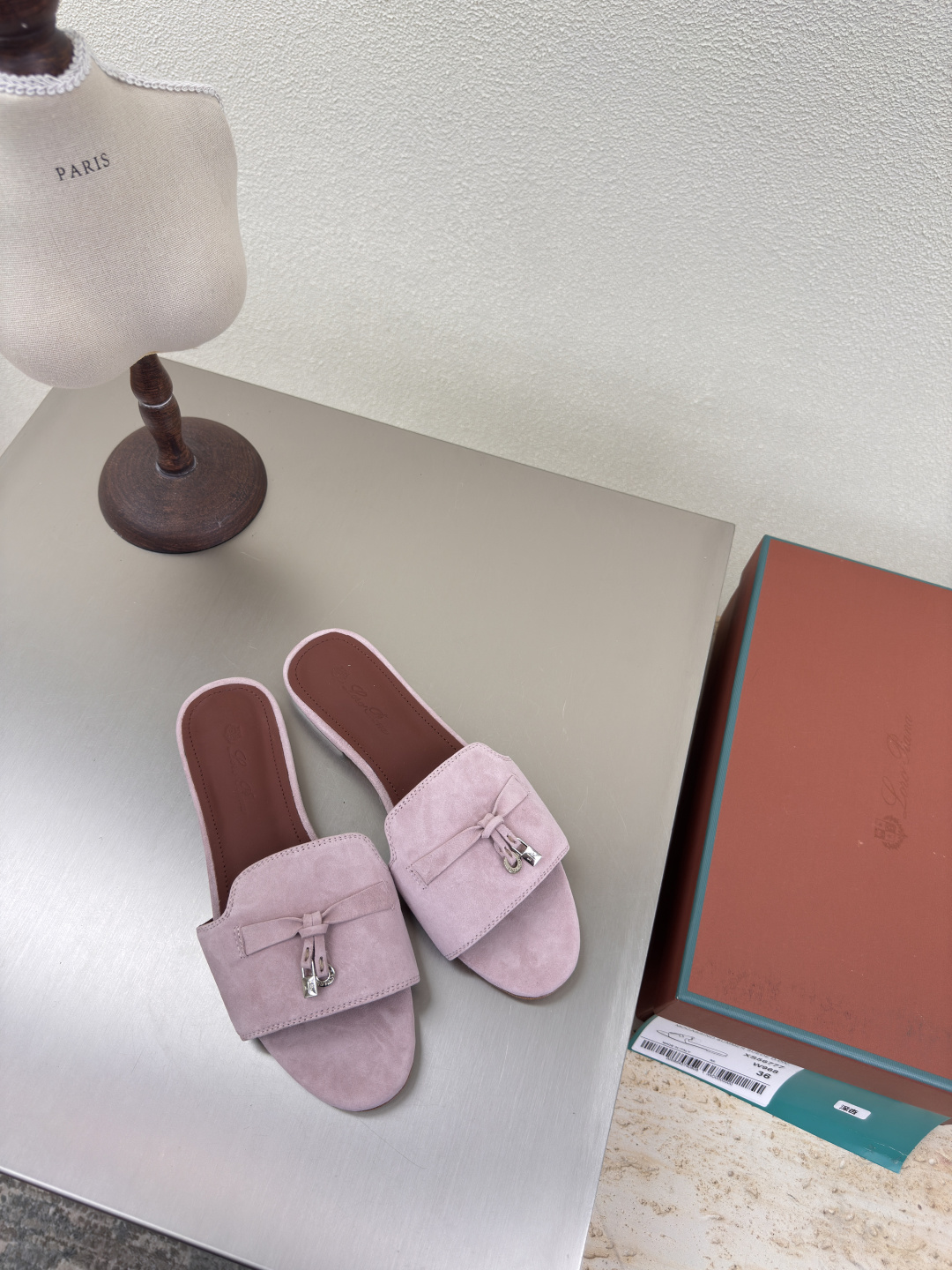 NO:407431,Leather outsole classic slippers LP (10 gift boxes) Nouo Piana English: Loro Piana abbreviation: LP pink Founded on: 194-194-The founder of the top luxury brand in Italy: pietro Loro Piana Category: men's clothing, women's clothing, shoes, leather handbags, accessories and gifts (scarves, square scarves, scarves, shawls, belts, gloves, hats) Competitors: Brunello Cucinelli, Colombo Fabric: camel hair, king's gift, lotus fiber, small cashmere, cashmere, etc. LP is called 'Rolls-Royce in cashmere' and 'Patek Philippe' in fabric; the softness, luxury that politicians, royal families, nobles, rich people, and celebrities all pursue, top-notch, low-key and glitz.  Inconspicuous logo, classic cutting, exquisite craftsmanship. Low-key and high-end are all written in the details. #LoroPiana NouyouPianya High-version version 35 36 37 38 39 40 41 (4041 customization), slippers, brunello cucinelli, loro piana, loro piana, patek philippe, slippers, Leather soles, gloves, shawls, hats19860909真皮大底 经典拖鞋 LP （礼品盒另 10） 诺悠翩雅英文: Loro Piana简称:LP 粉色 创立于:194月24日-意大利顶级奢侈品品牌创始人:pietro Loro Piana 品类:男装、女装、鞋履、皮具手袋、配饰礼品(丝巾、方巾、围巾、披肩、腰带、手套、帽子)竞品:Brunello Cucinelli、Colombo 面料:骆驼毛,国王的礼物,莲花纤维,小山羊绒,羊绒等 LP被称为“羊绒里的劳斯莱斯”、面料里的“百达翡丽”;政客、皇室、贵族、富豪、明星都追求的柔软 奢华 顶级,低调浮华. 不显眼的logo,经典的裁剪,考究的工艺. 低调于高级都写在了细节里.#LoroPiana诺悠翩雅 高版本对版 35 36 37 38 39 40 41（4041定制）,拖鞋,brunello cucinelli,loro piana,loro piana,patek philippe,slippers,Leather soles,gloves,shawls,hats,Women's Shoes