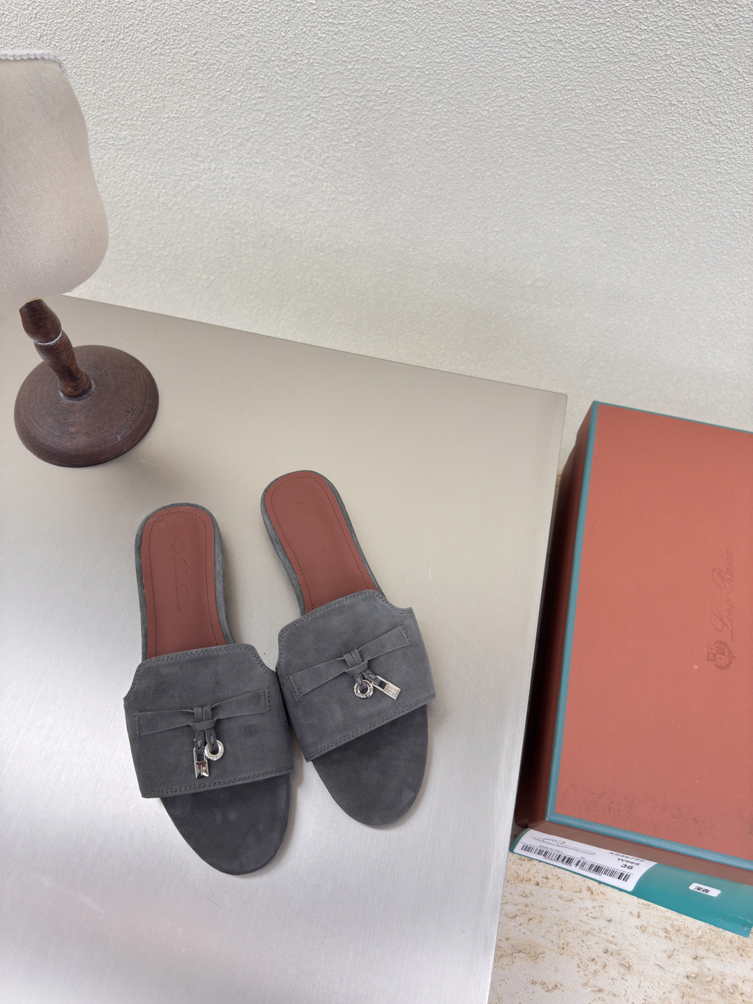 NO:407435,Leather outsole classic slippers LP (10 gift boxes) Nouo Piana English: Loro Piana abbreviation: LP Gray Founded on: 194-194-The founder of the top luxury brand in Italy: pietro Loro Piana Category: men's clothing, women's clothing, shoes, leather handbags, accessories and gifts (scarves, square scarves, scarves, shawls, belts, gloves, hats) Competitors: Brunello Cucinelli, Colombo Fabric: camel hair, king's gift, lotus fiber, small cashmere, cashmere, etc. LP is called 'Rolls-Royce in cashmere' and 'Patek Philippe' in fabric; the softness, luxury that politicians, royal families, nobles, rich people, and celebrities all pursue, top-notch, low-key and glitz.  Inconspicuous logo, classic cutting, exquisite craftsmanship. Low-key and high-end are all written in the details. #LoroPiana NouyouPianya High-version version 35 36 37 38 39 40 41 (4041 customization), slippers, brunello cucinelli, loro piana, loro piana, patek philippe, slippers, Leather soles, gloves, shawls, hats19860909真皮大底 经典拖鞋 LP （礼品盒另 10） 诺悠翩雅英文: Loro Piana简称:LP 灰色 创立于:194月24日-意大利顶级奢侈品品牌创始人:pietro Loro Piana 品类:男装、女装、鞋履、皮具手袋、配饰礼品(丝巾、方巾、围巾、披肩、腰带、手套、帽子)竞品:Brunello Cucinelli、Colombo 面料:骆驼毛,国王的礼物,莲花纤维,小山羊绒,羊绒等 LP被称为“羊绒里的劳斯莱斯”、面料里的“百达翡丽”;政客、皇室、贵族、富豪、明星都追求的柔软 奢华 顶级,低调浮华. 不显眼的logo,经典的裁剪,考究的工艺. 低调于高级都写在了细节里.#LoroPiana诺悠翩雅 高版本对版 35 36 37 38 39 40 41（4041定制）,拖鞋,brunello cucinelli,loro piana,loro piana,patek philippe,slippers,Leather soles,gloves,shawls,hats,Women's Shoes