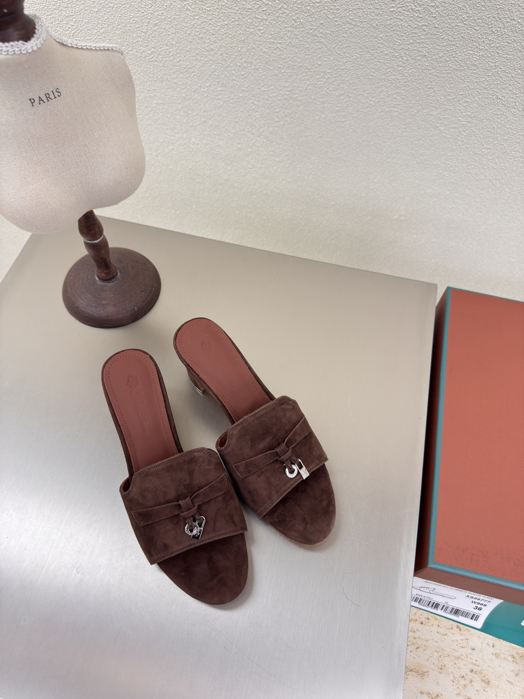 NO:407422,Medium heel, genuine leather outsole, classic slippers LP (10 gift boxes) Nouo Piana English: Loro Piana abbreviation: LP Brown Founded on: 194-194-The founder of the top Italian luxury brand: pietro Loro Piana Category: men's clothing, women's clothing, shoes, leather handbags, accessories and gifts (scarves, square scarves, scarves, shawls, belts, gloves, hats) Competitors: Brunello Cucinelli, Colombo Fabric: camel hair, king's gift, lotus fiber, small cashmere, cashmere, etc. LP is called 'Rolls-Royce in cashmere' and 'Patek Philippe' in fabric; the softness, luxury that politicians, royal families, nobles, rich people, and celebrities all pursue, top-notch, low-key and glitz.  Inconspicuous logo, classic cutting, exquisite craftsmanship. Low-key and high-end are all written in the details. #LoroPiana NouyouPianya High-version version 35 36 37 38 39 40 41 (4041 customization), slippers, brunello cucinelli, loro piana, loro piana, patek philippe, slippers, Leather soles, gloves, shawls, hats19860909中跟 真皮大底 经典拖鞋 LP （礼品盒另 10） 诺悠翩雅英文: Loro Piana简称:LP 棕色 创立于:194月24日-意大利顶级奢侈品品牌创始人:pietro Loro Piana 品类:男装、女装、鞋履、皮具手袋、配饰礼品(丝巾、方巾、围巾、披肩、腰带、手套、帽子)竞品:Brunello Cucinelli、Colombo 面料:骆驼毛,国王的礼物,莲花纤维,小山羊绒,羊绒等 LP被称为“羊绒里的劳斯莱斯”、面料里的“百达翡丽”;政客、皇室、贵族、富豪、明星都追求的柔软 奢华 顶级,低调浮华. 不显眼的logo,经典的裁剪,考究的工艺. 低调于高级都写在了细节里.#LoroPiana诺悠翩雅 高版本对版 35 36 37 38 39 40 41（4041定制）,拖鞋,brunello cucinelli,loro piana,loro piana,patek philippe,slippers,Leather soles,gloves,shawls,hats,Women's Shoes