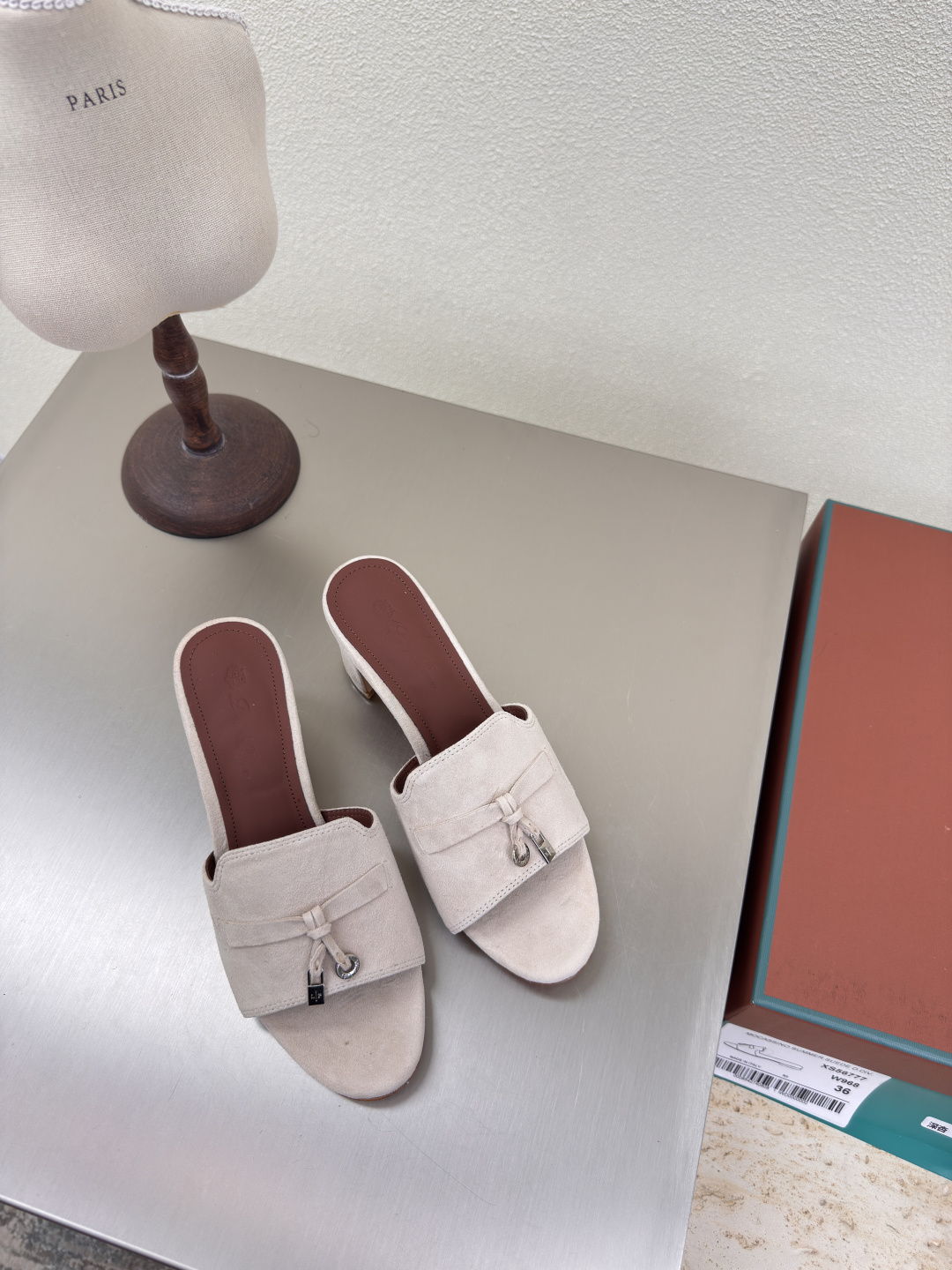 NO:407424,Medium-heeled leather outsole classic slippers LP (10 gift boxes) Nouo Pianya English: Loro Piana abbreviation: LP off-white Founder of: 194-194-The founder of the top luxury brand in Italy: pietro Loro Piana Category: men's clothing, women's clothing, shoes, leather handbags, accessories and gifts (scarves, square scarves, scarves, shawls, belts, gloves, hats) Competitors: Brunello Cucinelli, Colombo Fabric: camel hair, king's gift, lotus fiber, small cashmere, cashmere, etc. LP is called 'Rolls-Royce in cashmere' and 'Patek Philippe' in fabric; the softness that politicians, royal families, nobles, rich people, and celebrities all pursue, luxury, top-notch, low-key and glitz.  Inconspicuous logo, classic cutting, exquisite craftsmanship. Low-key and high-end are all written in the details. #LoroPiana NouyouPianya High-version version 35 36 37 38 39 40 41 (4041 customization), slippers, brunello cucinelli, loro piana, loro piana, patek philippe, slippers, Leather soles, gloves, shawls, hats19860909中跟真皮大底 经典拖鞋 LP （礼品盒另 10） 诺悠翩雅英文: Loro Piana简称:LP 灰白色 创立于:194月24日-意大利顶级奢侈品品牌创始人:pietro Loro Piana 品类:男装、女装、鞋履、皮具手袋、配饰礼品(丝巾、方巾、围巾、披肩、腰带、手套、帽子)竞品:Brunello Cucinelli、Colombo 面料:骆驼毛,国王的礼物,莲花纤维,小山羊绒,羊绒等 LP被称为“羊绒里的劳斯莱斯”、面料里的“百达翡丽”;政客、皇室、贵族、富豪、明星都追求的柔软 奢华 顶级,低调浮华. 不显眼的logo,经典的裁剪,考究的工艺. 低调于高级都写在了细节里.#LoroPiana诺悠翩雅 高版本对版 35 36 37 38 39 40 41（4041定制）,拖鞋,brunello cucinelli,loro piana,loro piana,patek philippe,slippers,Leather soles,gloves,shawls,hats,Women's Shoes