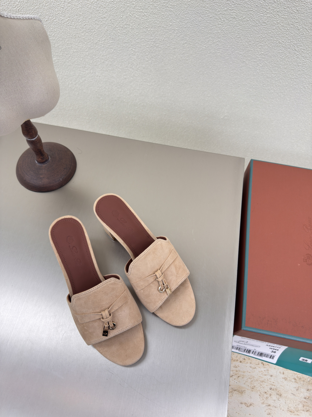 NO:407420,Medium heel, genuine leather outsole, classic slippers LP (10 gift boxes) Nouo Pianya English: Loro Piana abbreviation: LP apricot color Founded on: 194-194-The founder of the top Italian luxury brand: pietro Loro Piana Category: men's clothing, women's clothing, shoes, leather handbags, accessories and gifts (scarves, square scarves, scarves, shawls, belts, gloves, hats) Competitors: Brunello Cucinelli, Colombo Fabric: camel hair, king's gift, lotus fiber, small cashmere, cashmere, etc. LP is called 'Rolls-Royce in cashmere' and 'Patek Philippe' in fabric; the softness, luxury that politicians, royal families, nobles, rich people, and celebrities all pursue, top-notch, low-key and glitz.  Inconspicuous logo, classic cutting, exquisite craftsmanship. Low-key and high-end are all written in the details. #LoroPiana NouyouPianya High-version version 35 36 37 38 39 40 41 (4041 customization), slippers, brunello cucinelli, loro piana, loro piana, patek philippe, slippers, Leather soles, gloves, shawls, hats19860909中跟 真皮大底 经典拖鞋 LP （礼品盒另 10） 诺悠翩雅英文: Loro Piana简称:LP 杏色 创立于:194月24日-意大利顶级奢侈品品牌创始人:pietro Loro Piana 品类:男装、女装、鞋履、皮具手袋、配饰礼品(丝巾、方巾、围巾、披肩、腰带、手套、帽子)竞品:Brunello Cucinelli、Colombo 面料:骆驼毛,国王的礼物,莲花纤维,小山羊绒,羊绒等 LP被称为“羊绒里的劳斯莱斯”、面料里的“百达翡丽”;政客、皇室、贵族、富豪、明星都追求的柔软 奢华 顶级,低调浮华. 不显眼的logo,经典的裁剪,考究的工艺. 低调于高级都写在了细节里.#LoroPiana诺悠翩雅 高版本对版 35 36 37 38 39 40 41（4041定制）,拖鞋,brunello cucinelli,loro piana,loro piana,patek philippe,slippers,Leather soles,gloves,shawls,hats,Women's Shoes