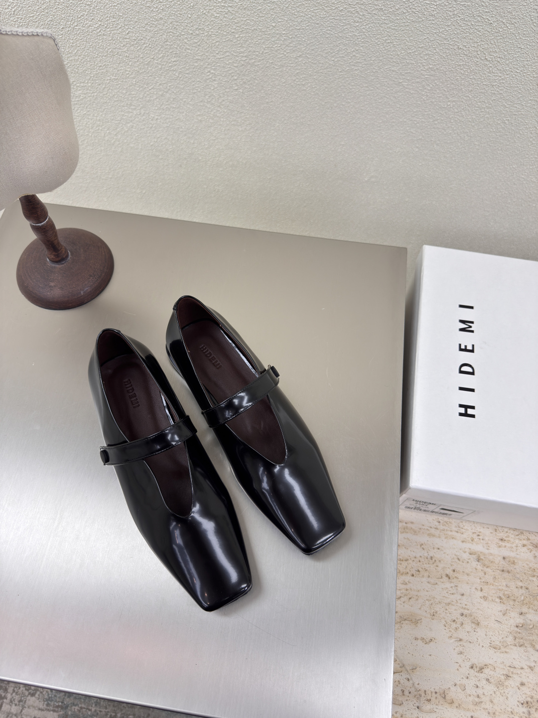 NO:407425,Mary Jane Single Shoes Designer Brand HIDEMI Exquisite Black calf open-edged leather extends in a small trapezoid from the toe to the instep. The shiny cowhide straps are interspersed in restraint on the foot, dividing the skin into pieces, with a looming charm. The addition of the buckle elements injects more rebellious and power into the exquisite shoe body, showing a slim but never weak posture. Original outsole 35 36 37 38 39 40 41 (customized by 40 41) Configure original packaging, Mary Jane, mary jane, cowhide19860909玛丽珍 单鞋 设计师品牌 HIDEMI 精致 黑色小牛开边皮  从鞋头至脚背呈小巧的梯形延伸. 光泽牛皮细带克制地穿插于足面,将肌肤分割成块面,有着若隐若现的魅力. 搭扣元素的加入为精致的鞋体注入更多反叛和力量,展现出纤薄但绝不柔弱的姿态. 原版大底 35 36 37 38 39 40 41（40 41定制） 配置原版包装,玛丽珍,mary jane,cowhide,Women's Shoes