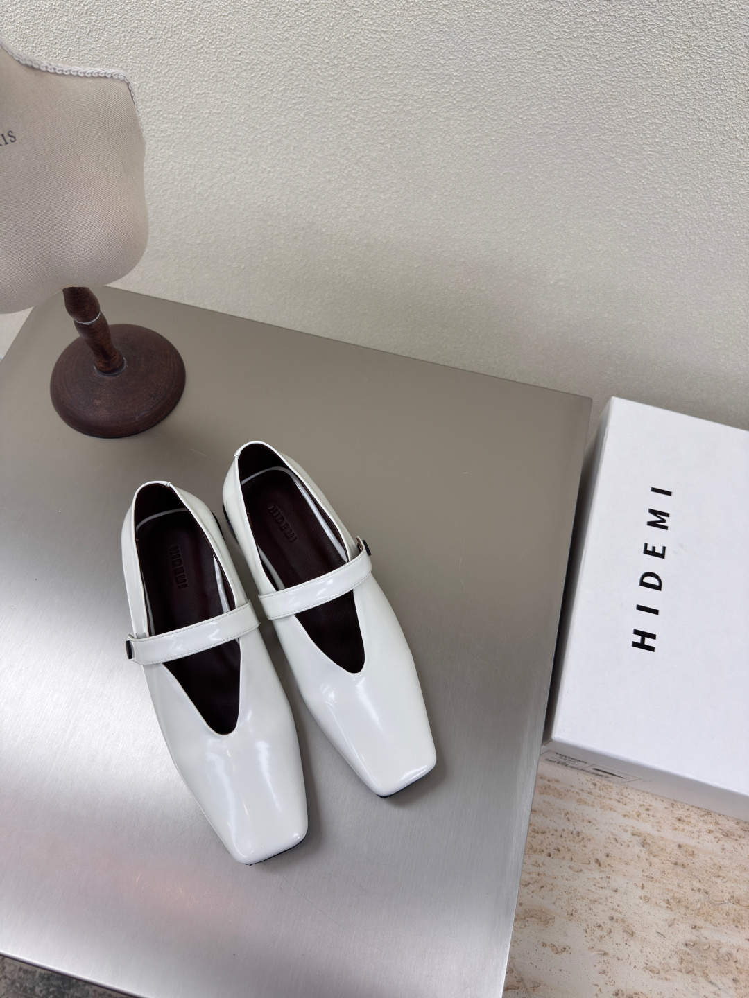 NO:407427,Mary Jane Single Shoes Designer Brand HIDEMI Exquisite White Calf Open-edged leather extends in a small trapezoid from the toe to the instep. The shiny cowhide straps are interspersed in restraint on the foot, dividing the skin into pieces, with a looming charm. The addition of the buckle elements injects more rebellious and power into the exquisite shoe body, showing a slim but never weak posture. Original outsole 35 36 37 38 39 40 41 (customized by 40 41) Configure original packaging, Mary Jane, mary jane, cowhide19860909玛丽珍 单鞋 设计师品牌 HIDEMI 精致 白色 小牛开边皮  从鞋头至脚背呈小巧的梯形延伸. 光泽牛皮细带克制地穿插于足面,将肌肤分割成块面,有着若隐若现的魅力. 搭扣元素的加入为精致的鞋体注入更多反叛和力量,展现出纤薄但绝不柔弱的姿态. 原版大底 35 36 37 38 39 40 41（40 41定制） 配置原版包装,玛丽珍,mary jane,cowhide,Women's Shoes