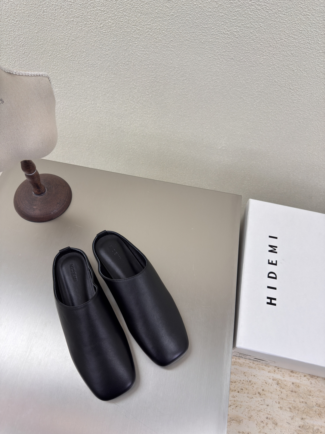 NO:407421,Lazy drag designer brand HIDEMI exquisite black lambskin extends in a small trapezoid from the toe to the instep. The shiny cowhide straps are interspersed in restraint on the foot, dividing the skin into pieces, with a looming charm. The addition of the buckle elements injects more rebellious and power into the exquisite shoe body, showing a slim but never weak posture. Original outsole 35 36 37 38 39 40 41 (40 41 customization) Configure original packaging, semi-drag, cowhide, sheepskin19860909懒人拖 设计师品牌 HIDEMI 精致 黑色小羊皮  从鞋头至脚背呈小巧的梯形延伸. 光泽牛皮细带克制地穿插于足面,将肌肤分割成块面,有着若隐若现的魅力. 搭扣元素的加入为精致的鞋体注入更多反叛和力量,展现出纤薄但绝不柔弱的姿态. 原版大底 35 36 37 38 39 40 41（40 41定制） 配置原版包装,半拖,cowhide,sheepskin,Women's Shoes