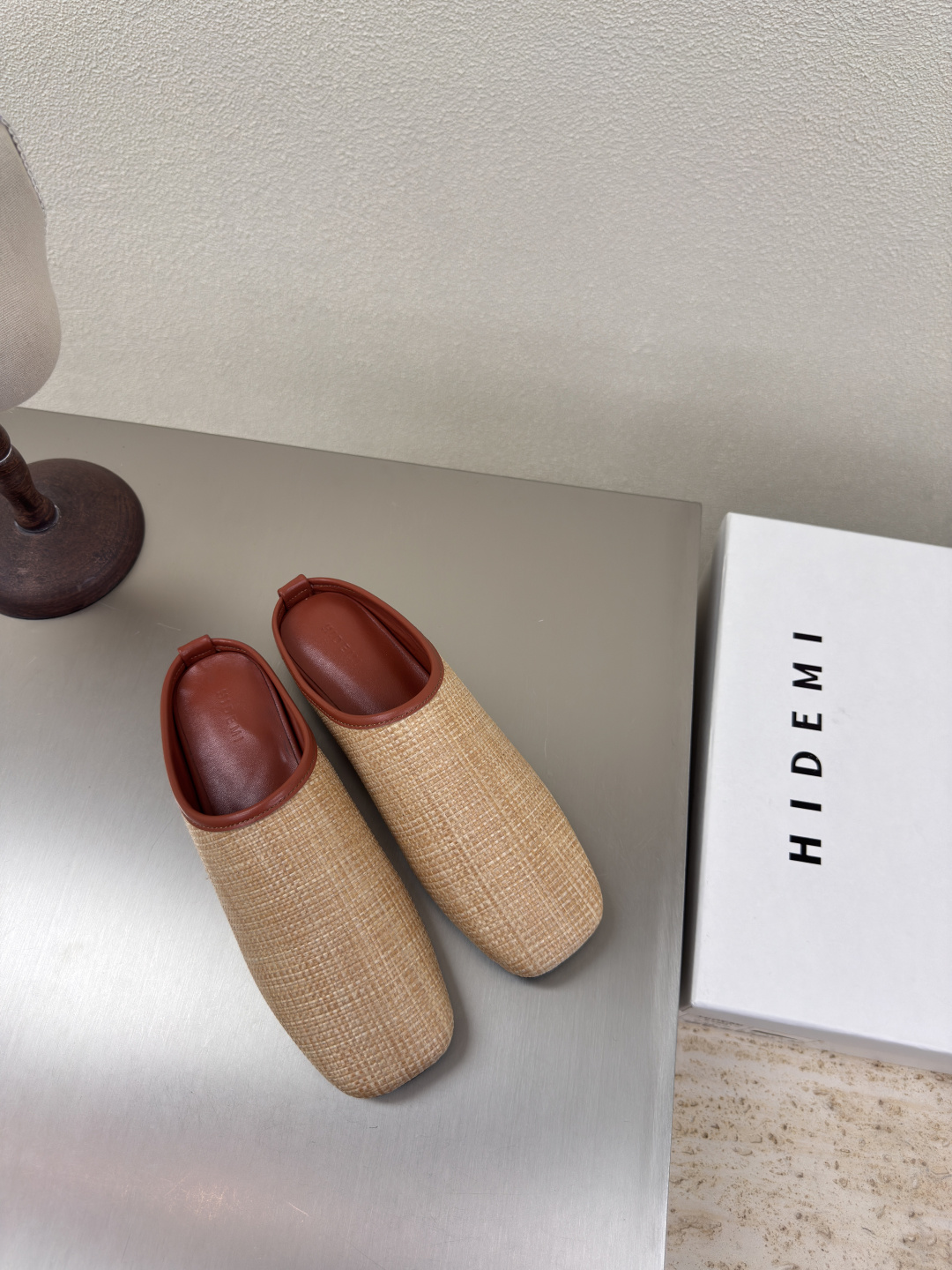 NO:407423,Weaving style lazy drag designer brand HIDEMI exquisite apricot weaving material extends in a small trapezoid from the toe to the instep. The shiny cowhide straps are interspersed in restraint on the foot, dividing the skin into pieces, with a looming charm. The addition of buckle elements injects more rebellious and power into the exquisite shoe body, showing a slim but never weak posture. Original outsole 35 36 37 38 39 40 41 (40 41 customization) Configure original packaging, semi-drag, cowhide19860909编织风格懒人拖 设计师品牌 HIDEMI 精致 杏色编织材料  从鞋头至脚背呈小巧的梯形延伸. 光泽牛皮细带克制地穿插于足面,将肌肤分割成块面,有着若隐若现的魅力. 搭扣元素的加入为精致的鞋体注入更多反叛和力量,展现出纤薄但绝不柔弱的姿态. 原版大底 35 36 37 38 39 40 41（40 41定制） 配置原版包装,半拖,cowhide,Women's Shoes