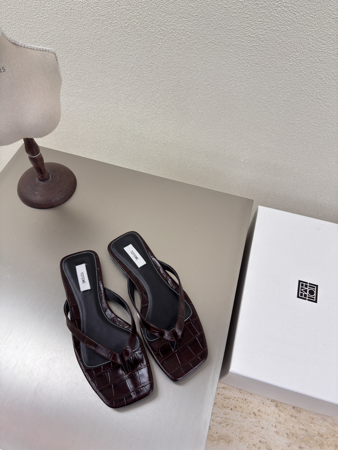 NO:407417,Flat sole square flip flops Totême French romance Deep wine red Crocodile pattern cowhide Nordic simple design Light luxury brand Fabric calf leather High-end Comfort Inner with elastic rubber Simple design Outsole with Italian leather outsole Benchmarking Cat heel Design A must-have item for work commuting 35 36 37 38 39 40 (customized for 40 sizes) Configure the original consistent packaging, split-toe shoes, cowhide, Leather soles19860909平底 方头人字拖 Totême 法式浪漫 深酒红色 鳄鱼纹牛皮    北欧简约设计 轻奢品牌  面料选用小牛皮 高端 舒适  内里选用牛皮内里 搭配弹力橡筋 简约设计   大底选用意大利真皮大底 对标对版  猫跟 设计 无论工作 通勤 必入手的一款单品   35 36 37 38 39 40（40码定制）  配置原版一致包装,分趾鞋,cowhide,Leather soles,Women's Shoes