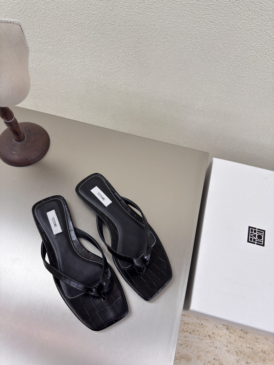 NO:407419,Flat sole square flip flops Totême French romance Black crocodile pattern cowhide Nordic simple design Light luxury brand Fabric calf leather High-end Comfort Inner with elastic rubber Simple design Outsole with Italian leather outsole Benchmarking Cat heel design A must-have item for work commuting 35 36 37 38 39 40 (customized for 40 sizes) Configure original consistent packaging, split-toe shoes, cowhide, Leather soles19860909平底 方头人字拖 Totême 法式浪漫 黑色 鳄鱼纹牛皮    北欧简约设计 轻奢品牌  面料选用小牛皮 高端 舒适  内里选用牛皮内里 搭配弹力橡筋 简约设计   大底选用意大利真皮大底 对标对版  猫跟 设计 无论工作 通勤 必入手的一款单品   35 36 37 38 39 40（40码定制）  配置原版一致包装,分趾鞋,cowhide,Leather soles,Women's Shoes