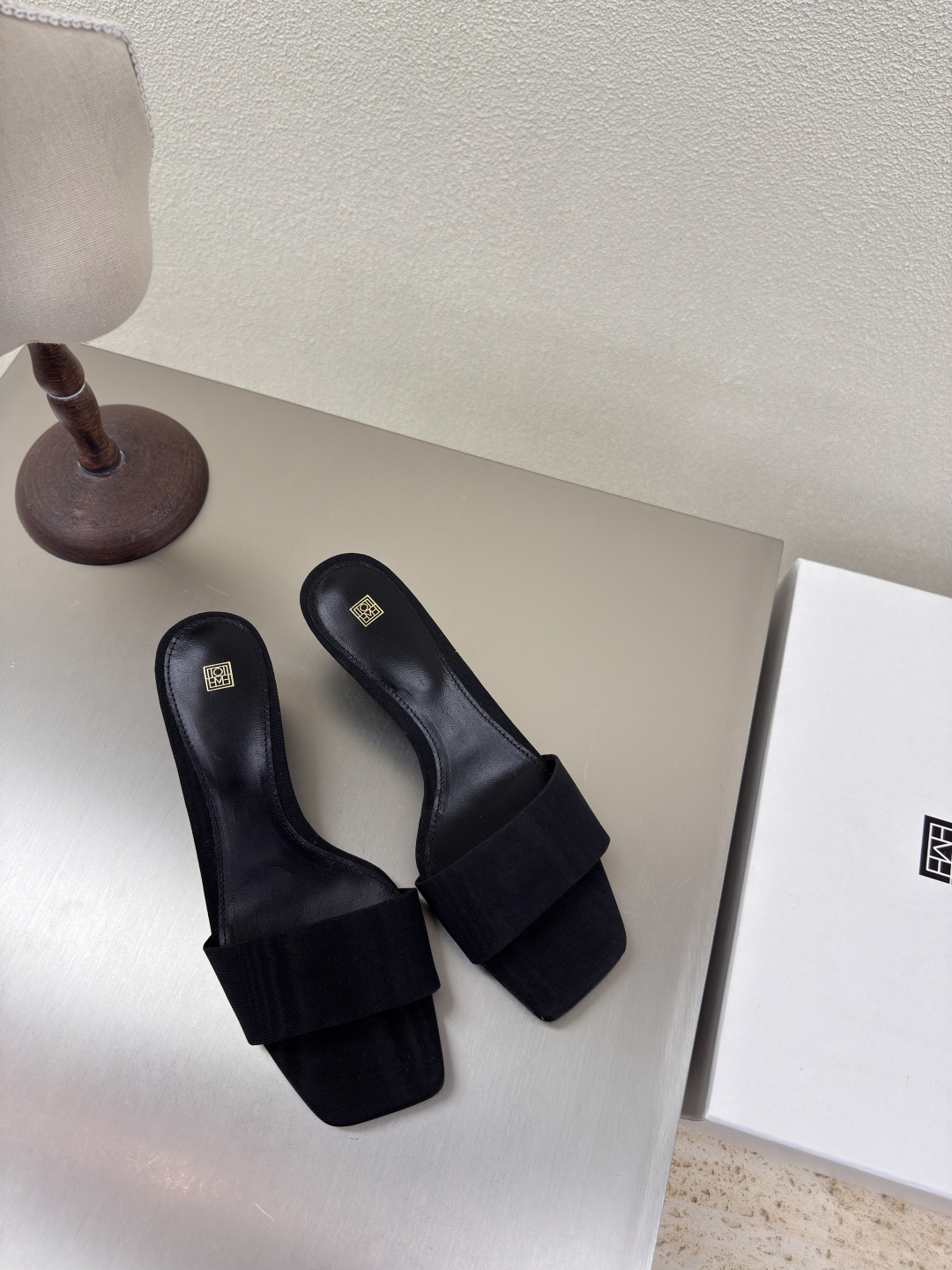 NO:407407,Cat heel Square flip-flops with clip toes Totême French romance Black original satin material Nordic simple design Light luxury brand Fabric calfskin High-end Comfort Cowhide inner lining with elastic rubber Simple design Outsole with Italian leather outsole Benchmarking Cat heel design A must-have item for work commuting 35 36 37 38 39 40 (customized for 40 sizes) Configure original consistent packaging, slippers, slippers, cowhide, silk fabric, Leather soles19860909猫跟 方头一字拖 带夹趾 Totême 法式浪漫 黑色原版绸缎材质    北欧简约设计 轻奢品牌  面料选用小牛皮 高端 舒适  内里选用牛皮内里 搭配弹力橡筋 简约设计   大底选用意大利真皮大底 对标对版  猫跟 设计 无论工作 通勤 必入手的一款单品   35 36 37 38 39 40（40码定制）  配置原版一致包装,拖鞋,slippers,cowhide,silk fabric,Leather soles,Women's Shoes