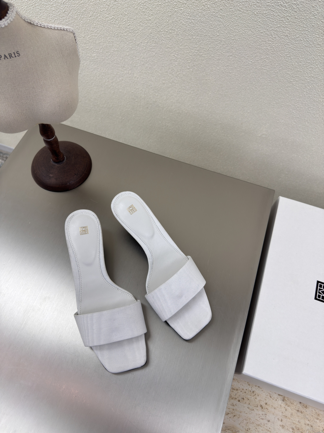 NO:407410,Cat heel Square flip-flops with clip toes Totême French romance White Original satin material Nordic simple design Light luxury brand Fabric calfskin High-end Comfort Cowhide inner lining with elastic rubber Simple design Outsole with Italian leather outsole Benchmarking Cat heel design A must-have item for work commuting 35 36 37 38 39 40 (customized for 40 sizes) Configure original consistent packaging, slippers, slippers, cowhide, silk fabric, Leather soles19860909猫跟 方头一字拖 带夹趾 Totême 法式浪漫 白色 原版绸缎材质    北欧简约设计 轻奢品牌  面料选用小牛皮 高端 舒适  内里选用牛皮内里 搭配弹力橡筋 简约设计   大底选用意大利真皮大底 对标对版  猫跟 设计 无论工作 通勤 必入手的一款单品   35 36 37 38 39 40（40码定制）  配置原版一致包装,拖鞋,slippers,cowhide,silk fabric,Leather soles,Women's Shoes
