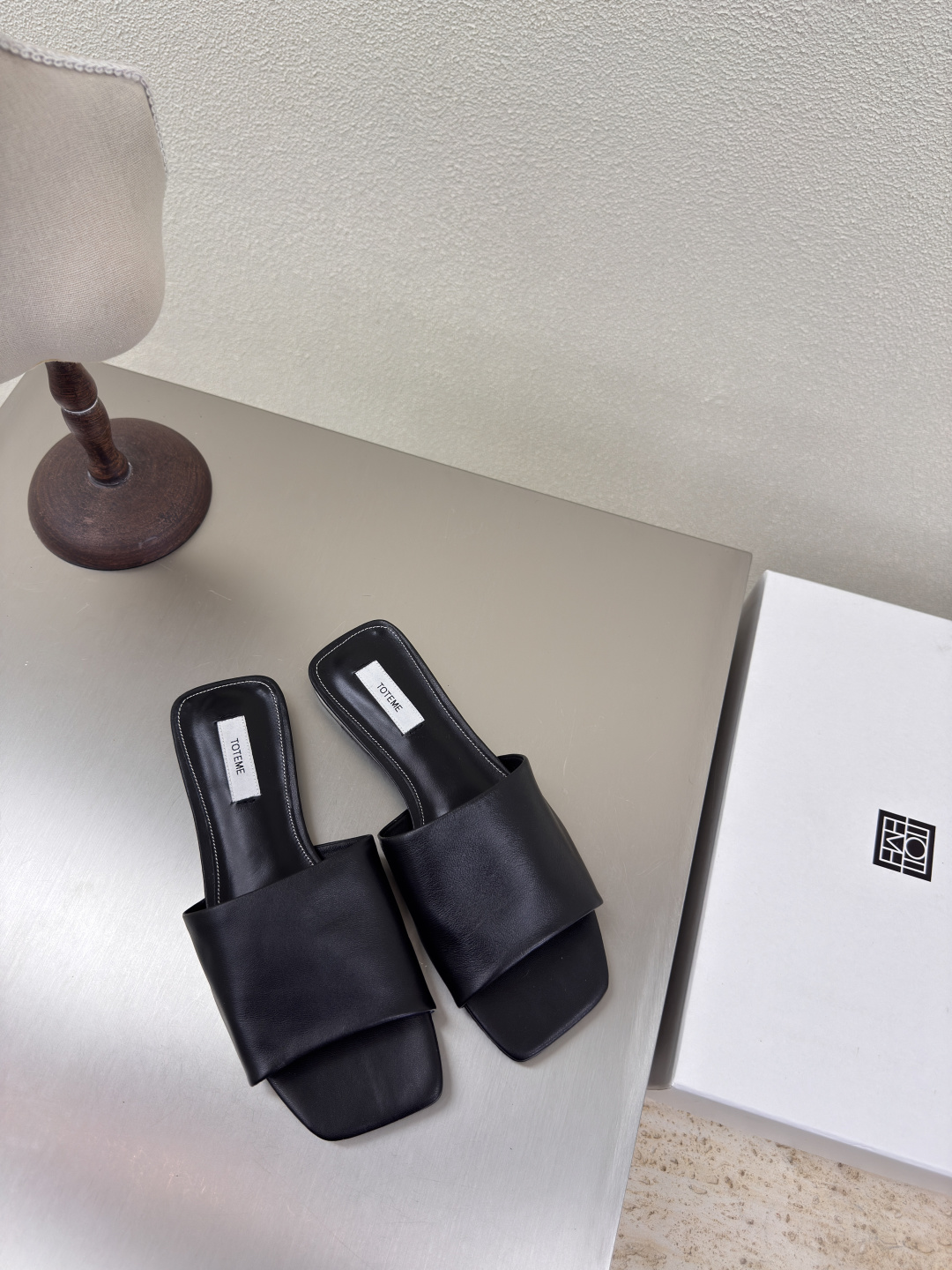 NO:407413,Flat sole square toe Comfort slippers Totême French romance Black lambskin Nordic simple design Light luxury brand Fabric high-end lambskin comfortable cowhide inner lining with elastic rubber Simple design Outsole with Italian leather outsole Benchmarking Flat sole Design No matter work commuting A must-have item 35 36 37 38 39 40 (customized for 40 sizes) Configure original consistent packaging, slippers, slippers, cowhide, sheepskin, Leather soles19860909平底 方头 舒适拖鞋 Totême 法式浪漫 黑色小羊皮    北欧简约设计 轻奢品牌  面料选用小羊皮高端 舒适  内里选用牛皮内里 搭配弹力橡筋 简约设计   大底选用意大利真皮大底 对标对版  平底 设计 无论工作 通勤 必入手的一款单品   35 36 37 38 39 40（40码定制）  配置原版一致包装,拖鞋,slippers,cowhide,sheepskin,Leather soles,Women's Shoes