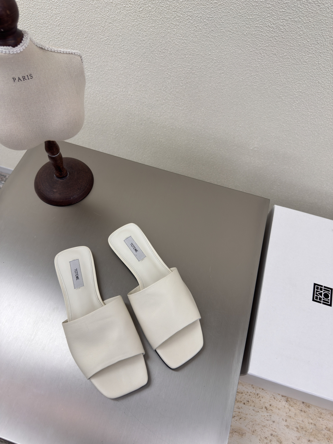 NO:407416,Flat sole square toe Comfort slippers Totême French romance off-white lambskin Nordic simple design Light luxury brand Fabric high-end lambskin comfortable cowhide inner lining with elastic rubber Simple design Outsole with Italian leather outsole Benchmarking Flat sole Design No matter work commuting A must-have item 35 36 37 38 39 40 (customized for 40 sizes) Configure original consistent packaging, slippers, slippers, cowhide, sheepskin, Leather soles19860909平底 方头 舒适拖鞋 Totême 法式浪漫 米白色小羊皮    北欧简约设计 轻奢品牌  面料选用小羊皮高端 舒适  内里选用牛皮内里 搭配弹力橡筋 简约设计   大底选用意大利真皮大底 对标对版  平底 设计 无论工作 通勤 必入手的一款单品   35 36 37 38 39 40（40码定制）  配置原版一致包装,拖鞋,slippers,cowhide,sheepskin,Leather soles,Women's Shoes