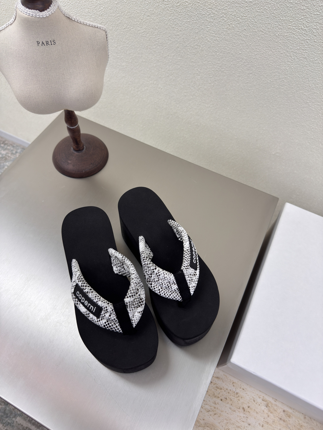 NO:407398,Coperni French designer brand 精合合合口用片口用片口用片 series flip flops gray and white snake pattern coperni super comfortable flip flops five-color matching brand logo logo size 35 36 37 38 39 40 (customized for 40 sizes), split-toe shoes, slippers19860909Coperni 法国设计师品牌 矮子乐 松糕底系列 人字拖鞋 灰白蛇纹 coperni  超级舒适的人字拖 五色搭配 品牌logo标识 码数 35 36 37 38 39 40（40码定做）,分趾鞋,slippers,Women's Shoes