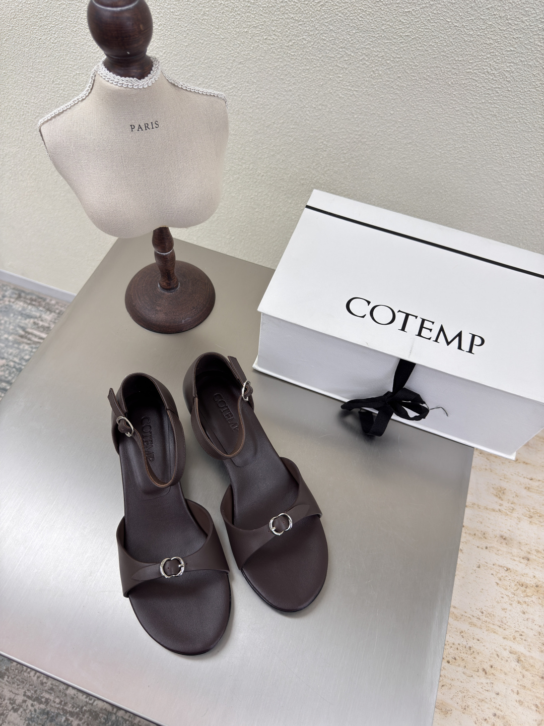 NO:407412,COTEMP exquisite hardware sandals Coffee color extends in a small trapezoid from the toe to the instep. The shiny cowhide straps are interspersed in restraint on the foot, dividing the skin into pieces, with a looming charm. The addition of the buckle elements injects more rebellious and power into the exquisite shoe body, showing a slim but never weak posture. Original leather outsole 35 36 37 38 39 40 Configure original packaging, slippers, sandals, slippers, cowhide, Leather soles19860909COTEMP 精致五金 凉鞋 咖啡色  从鞋头至脚背呈小巧的梯形延伸. 光泽牛皮细带克制地穿插于足面,将肌肤分割成块面,有着若隐若现的魅力. 搭扣元素的加入为精致的鞋体注入更多反叛和力量,展现出纤薄但绝不柔弱的姿态. 原版真皮大底 35 36 37 38 39 40 配置原版包装,拖鞋凉鞋,sandals,slippers,cowhide,Leather soles,Women's Shoes