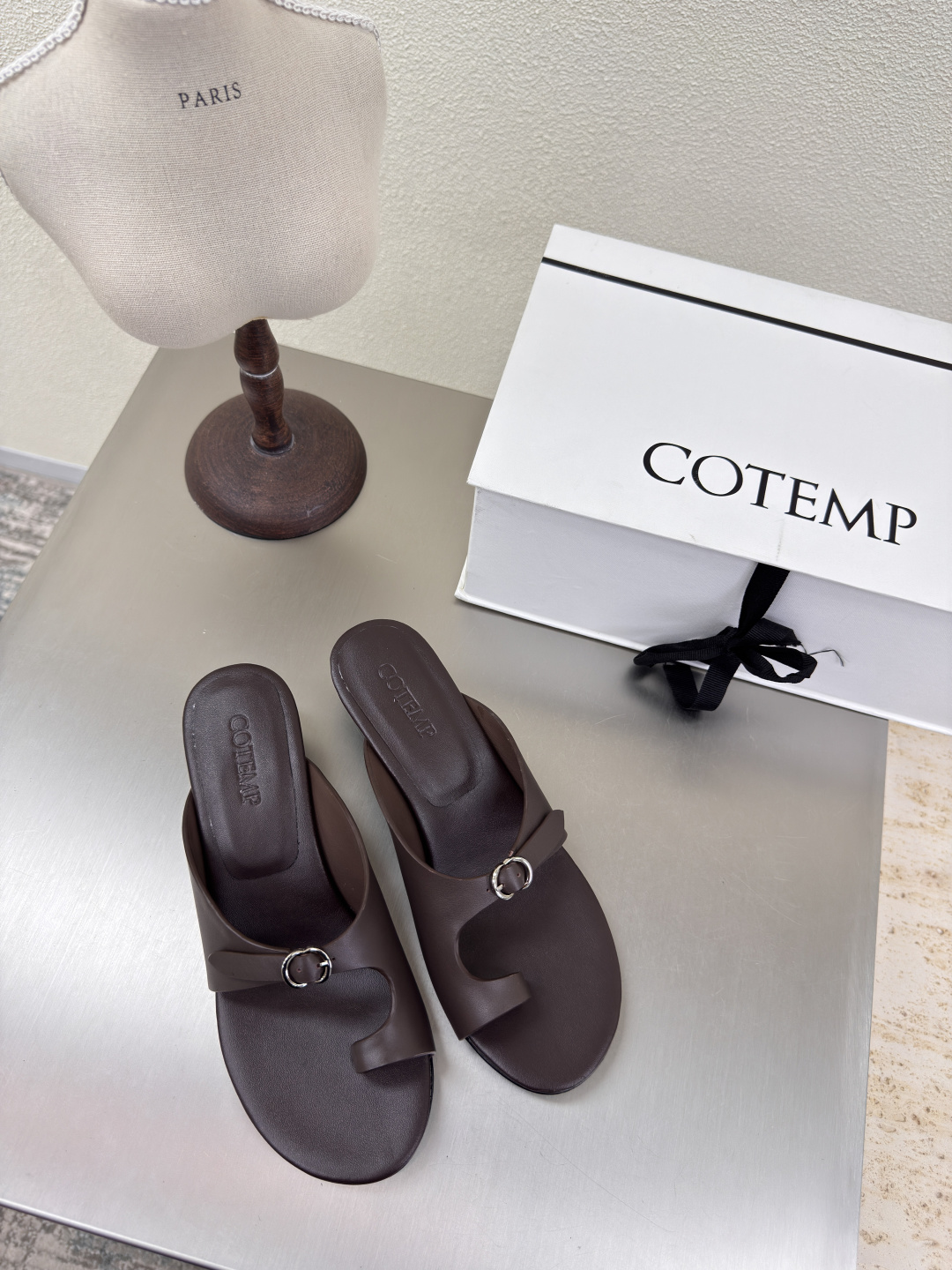 NO:407389,COTEMP exquisite hardware Toe slippers Coffee color extends in a small trapezoid from the toe to the instep. The shiny cowhide straps are interspersed in restraint on the foot, dividing the skin into pieces, with a looming charm. The addition of the buckle elements injects more rebellious and power into the exquisite shoe body, showing a slim but never weak posture. Original leather outsole 35 36 37 38 39 40 Configure original packaging, slippers, sandals, slippers, cowhide, Leather soles19860909COTEMP 精致五金 套趾拖鞋 咖啡色  从鞋头至脚背呈小巧的梯形延伸. 光泽牛皮细带克制地穿插于足面,将肌肤分割成块面,有着若隐若现的魅力. 搭扣元素的加入为精致的鞋体注入更多反叛和力量,展现出纤薄但绝不柔弱的姿态. 原版真皮大底 35 36 37 38 39 40 配置原版包装,拖鞋凉鞋,sandals,slippers,cowhide,Leather soles,Women's Shoes