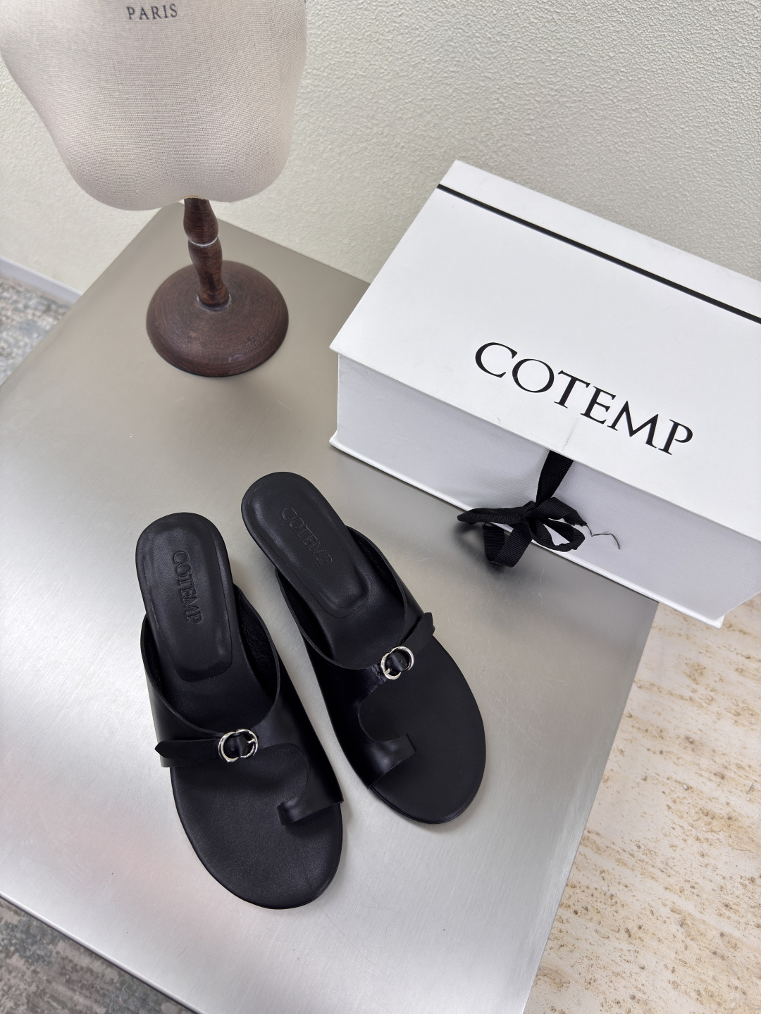 NO:407392,COTEMP exquisite hardware Toe slippers Black extends in a small trapezoid from the toe to the instep. The shiny cowhide straps are interspersed in restraint on the foot, dividing the skin into pieces, with a looming charm. The addition of the buckle elements injects more rebellious and power into the exquisite shoe body, showing a slim but never weak posture. Original leather outsole 35 36 37 38 39 40 Configure original packaging, slippers, sandals, slippers, cowhide, Leather soles19860909COTEMP 精致五金 套趾拖鞋 黑色   从鞋头至脚背呈小巧的梯形延伸. 光泽牛皮细带克制地穿插于足面,将肌肤分割成块面,有着若隐若现的魅力. 搭扣元素的加入为精致的鞋体注入更多反叛和力量,展现出纤薄但绝不柔弱的姿态. 原版真皮大底 35 36 37 38 39 40 配置原版包装,拖鞋凉鞋,sandals,slippers,cowhide,Leather soles,Women's Shoes