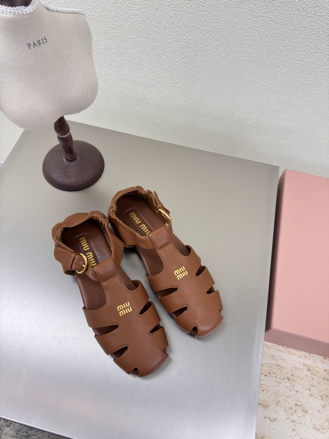 NO:407403,miu'miu flat-sole comfortable sandals brown lambskin flat-sole design series miu'miu classic comfort production original consistent comfortable forming rubber outsole high-version fabric lambskin original consistent opposite design girlish feeling comfortable benchmarking 35 36 37 38 39 40 41 (40 41 size customized) configuration original packaging, sandals, miumiu, sandals, sheepskin19860909miu'miu 平底舒适凉鞋 棕色 小羊皮 对版 平底设计 系列 miu'miu 经典舒适 制作  原版一致 舒适成型橡胶大底 高版本  面料 小羊皮   原版一致 对版 设计 少女感 舒适  对标对版 35 36 37 38 39 40 41（40 41 码定制） 配置原版包装,凉鞋,miumiu,sandals,sheepskin,Women's Shoes