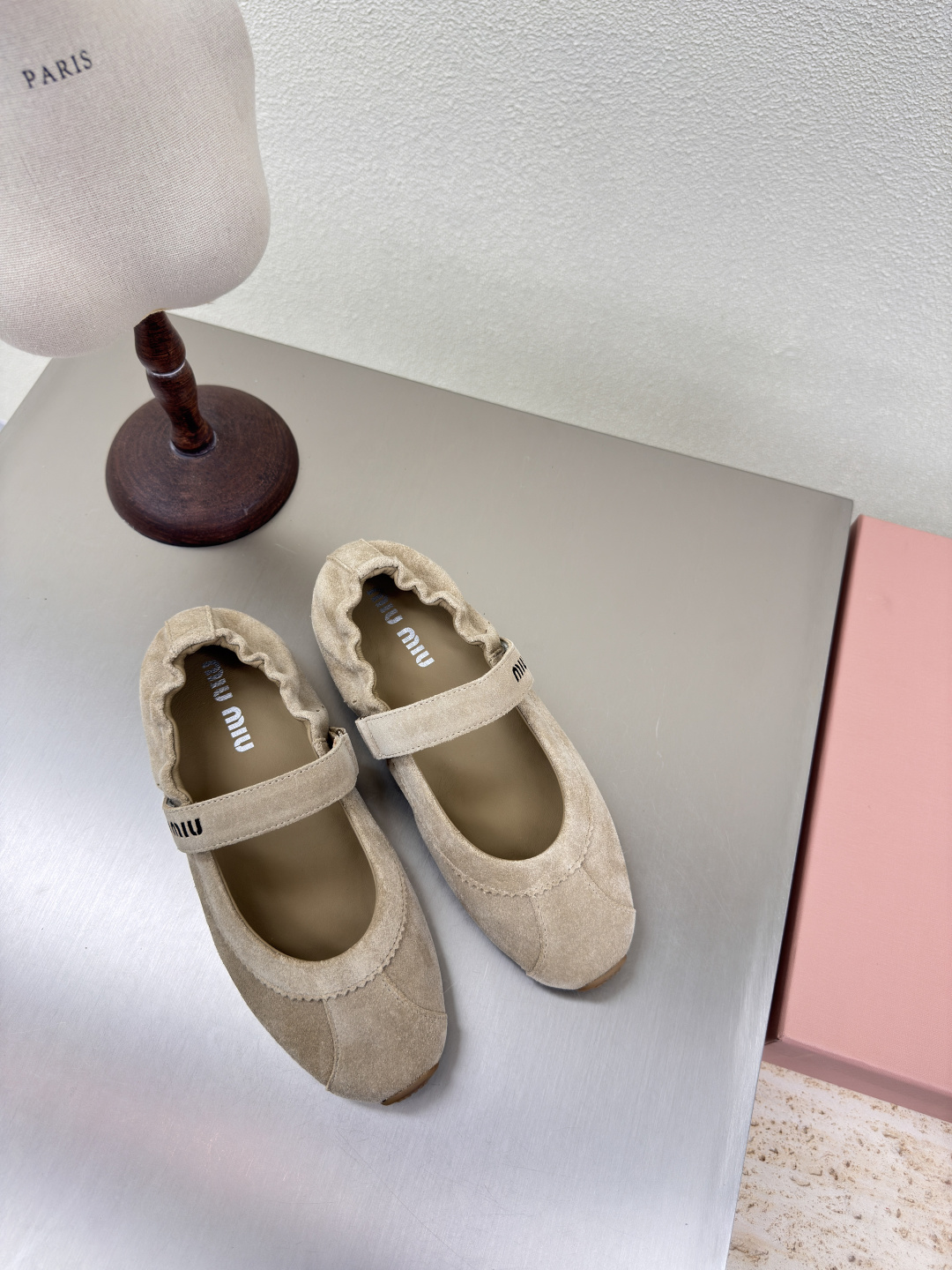 NO:407388,miu'miu Mary'miu Flat sole single shoes apricot color cow reverse velvet leather flat design series miu'miu classic comfort production original consistent comfortable forming rubber outsole higher version fabric cow reverse velvet leather original consistent right version design girlish feeling comfortable benchmarking 35 36 37 38 39 40 41 (40 41 size customized) configuration original packaging, marijan, miumiu, mary jane19860909miu'miu 玛丽珍 平底 单鞋 杏色 牛反绒皮 平底设计 系列 miu'miu 经典舒适 制作  原版一致 舒适成型橡胶大底 高版本  面料 牛反绒皮   原版一致 对版 设计 少女感 舒适  对标对版 35 36 37 38 39 40 41（40 41 码定制） 配置原版包装,玛丽珍,miumiu,mary jane,Women's Shoes