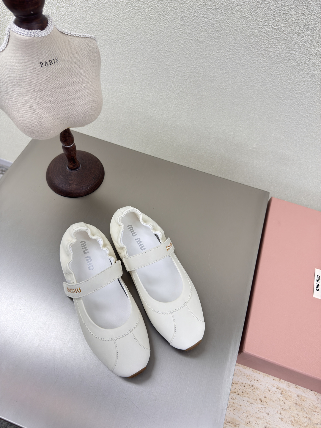 NO:407391,miu'miu Mary Jane Flat Sole Single Shoes White Lambskin Flat Sole Design Series miu'miu Classic Comfort Production Original Consistent Comfortable Rubber Outsole High-version Fabric Lambskin Original Consistent Version Design Girlish Comfort Benchmarking 35 36 37 38 39 40 41 (40 41 size customization) Configure original packaging, Mary Jane, miumiu,mary jane, sheepskin19860909miu'miu 玛丽珍 平底 单鞋 白色 小羊皮 平底设计 系列 miu'miu 经典舒适 制作  原版一致 舒适成型橡胶大底 高版本  面料 小羊皮   原版一致 对版 设计 少女感 舒适  对标对版 35 36 37 38 39 40 41（40 41 码定制） 配置原版包装,玛丽珍,miumiu,mary jane,sheepskin,Women's Shoes