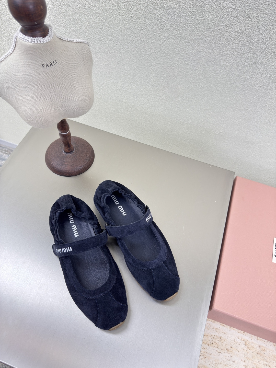 NO:407394,miu'miu Mary Jane Flat Sole Single Shoes Blue ox-refleece Flat Sole Design Series miu'miu Classic Comfortable Production Original Consistent Comfortable Rubber Outsole High-version Fabric Ox-refleece Original Consistent Version Design Girlish Comfort Benchmarking 35 36 37 38 39 40 41 (40 41 size customization) Configure original packaging, Mary Jane, miumiu, mary jane19860909miu'miu 玛丽珍 平底 单鞋 蓝色牛反绒皮 平底设计 系列 miu'miu 经典舒适 制作  原版一致 舒适成型橡胶大底 高版本  面料 牛反绒皮   原版一致 对版 设计 少女感 舒适  对标对版 35 36 37 38 39 40 41（40 41 码定制） 配置原版包装,玛丽珍,miumiu,mary jane,Women's Shoes