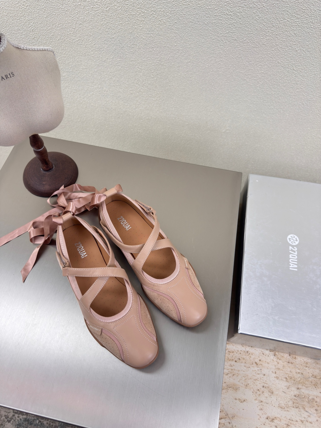 NO:408446,27QUAI GROSMOTT Pink Blue Cross-banded Mary Jane Upper honeycomb double-sided woven sand, cowhirl, mercerized velvet and fabric Dynamic splicing Insole, 3D gradient stitching technology on the shoe body brings a relaxed and comfortable experience like an island breeze, but it is not easy to design and craftsmanship. Size 35 36 37 38 39 40 (40 size customization), ballet shoes, mary jane, cowhide1986090927QUAI GROSMOTT  粉色 蓝色 交叉绑带玛丽珍 鞋面蜂窝双面密编织沙,牛皮,丝光牛绒与织物的 动态拼接 鞋垫,鞋身加入3D渐变气孔工艺 带来海岛微风般'呼吸'轻松舒适体验,却是不轻松的设计和工艺.  码数35 36 37 38 39 40（40码定制）,芭蕾舞鞋,mary jane,cowhide,Women's Shoes