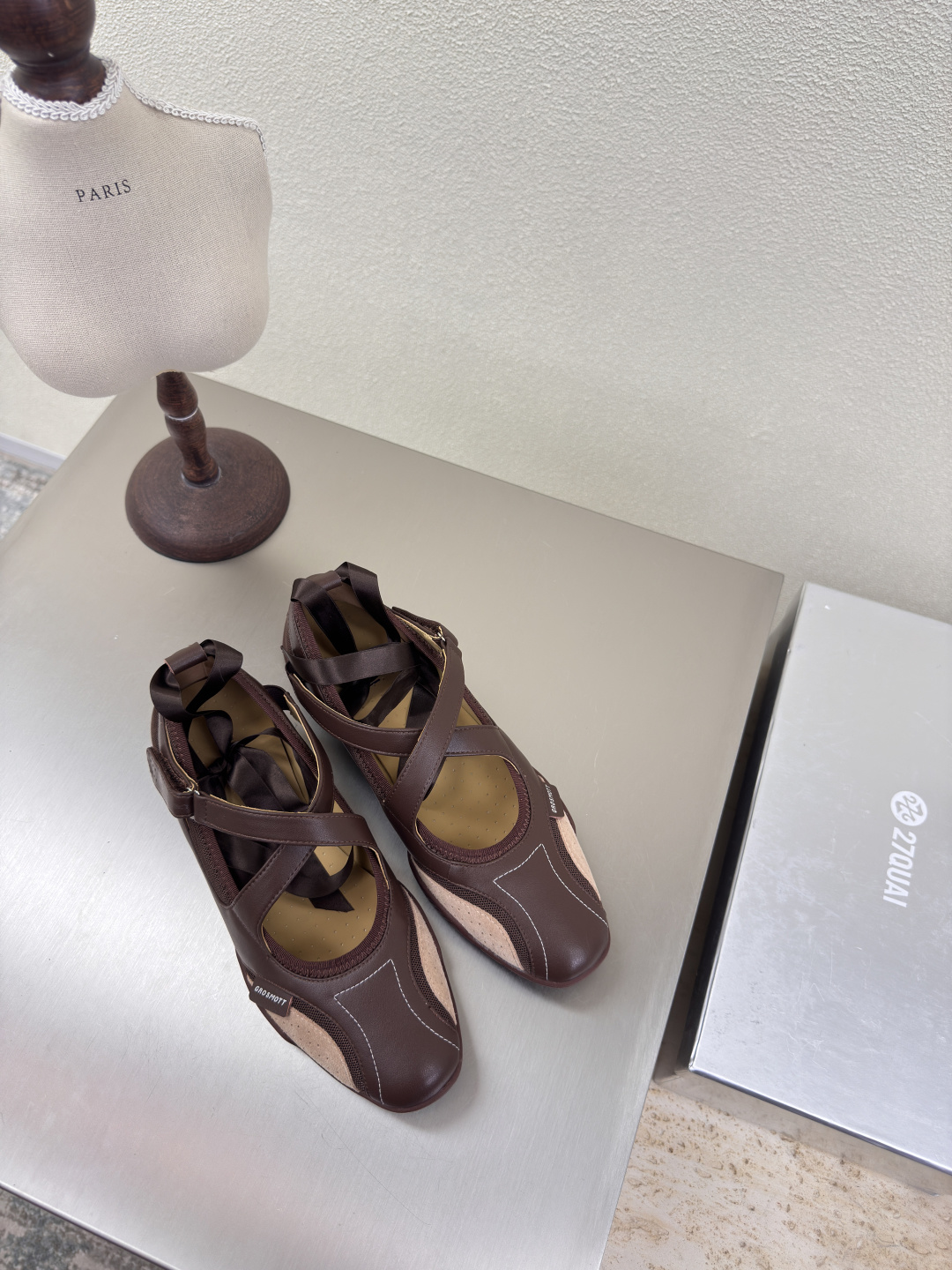 NO:408448,27QUAI GROSMOTT Mocha Brown Lemon Yellow Cross-banded Mary Jane Upper honeycomb double-sided woven sand, cowhirl, mercerized velvet and fabric Dynamic splicing Insole, 3D gradient stitching technology on the shoe body brings a relaxed and comfortable experience like an island breeze, but it is not easy to design and craftsmanship. Size 35 36 37 38 39 40 (40 size customization), ballet shoes, mary jane, cowhide1986090927QUAI GROSMOTT 摩卡棕 柠檬黄 交叉绑带玛丽珍 鞋面蜂窝双面密编织沙,牛皮,丝光牛绒与织物的 动态拼接 鞋垫,鞋身加入3D渐变气孔工艺 带来海岛微风般'呼吸'轻松舒适体验,却是不轻松的设计和工艺.  码数35 36 37 38 39 40（40码定制）,芭蕾舞鞋,mary jane,cowhide,Women's Shoes