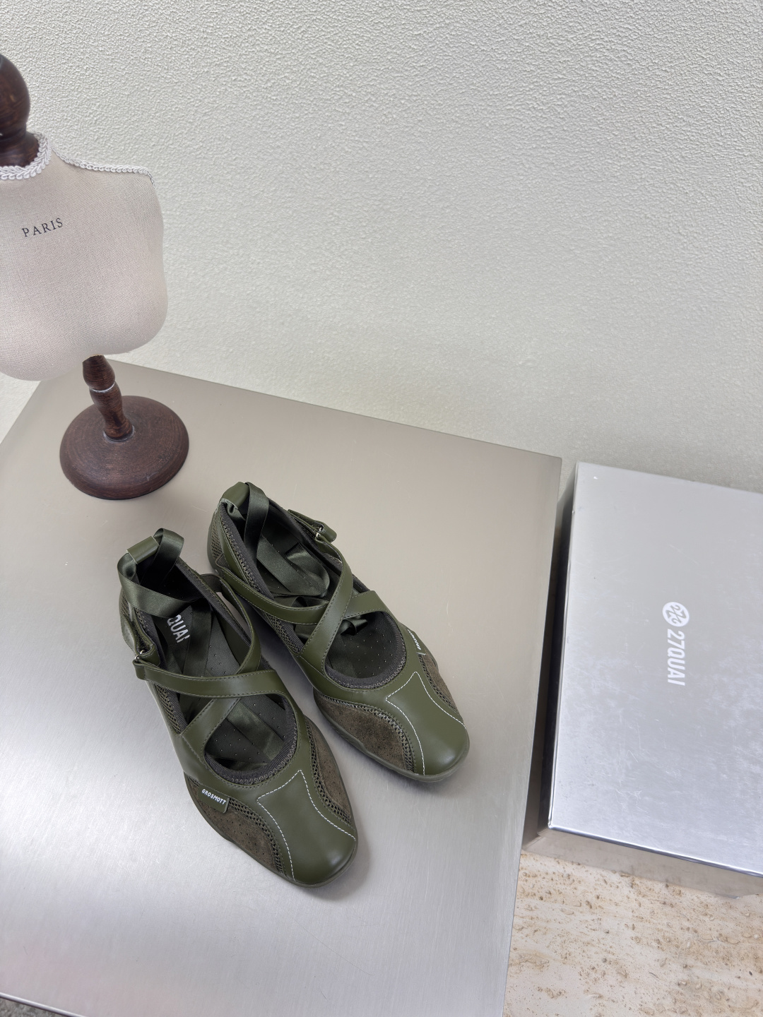 NO:408449,27QUAI GROSMOTT Olive Green Cross-banded Mary Jane Upper honeycomb double-sided woven sand, cowhirl, mercerized velvet and fabric Dynamic splicing Insole, 3D gradient stitching technology on the shoe body brings a relaxed and comfortable experience like an island breeze, but it is not easy to design and craftsmanship. Size 35 36 37 38 39 40 (40 size customization), ballet shoes, mary jane, cowhide1986090927QUAI GROSMOTT 橄榄绿 交叉绑带玛丽珍 鞋面蜂窝双面密编织沙,牛皮,丝光牛绒与织物的 动态拼接 鞋垫,鞋身加入3D渐变气孔工艺 带来海岛微风般'呼吸'轻松舒适体验,却是不轻松的设计和工艺.  码数35 36 37 38 39 40（40码定制）,芭蕾舞鞋,mary jane,cowhide,Women's Shoes