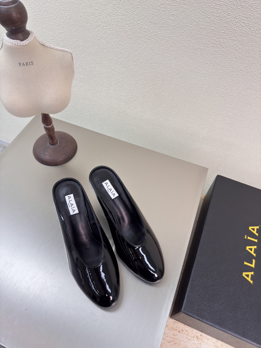 NO:407405,Sculpture heels Slippers Alaia Slippers From Paris First See Love Website Black High-end Classic Alaia has another sexy side. It can be easily controlled with different styles. Whether it is jeans, suit pants, or pleated skirts, it can enhance your outfit to fashion, elegance and excellence. The fabric is made of lambskin and the ultimate sexy inner sheepskin. The original original leather soles 34 35 36 37 38 39 40 41 (34 40 41 Customized) Configure original packaging, semi-torch, alaia, slippers, skirts, jeans, business suit, sheepskin, Leather soles19860909雕塑跟 拖鞋 Alaia 拖鞋 来自巴黎 一见倾心 网  黑色高级 经典 阿莱娅还有另外性感的一面  配上不同款式,不同风格都能轻松驾驭,无论牛仔裤,西装裤,还是百褶裙,都能将你的穿搭提升到时尚,优雅和卓越之中 面料选用小羊皮搭配性感极致 内里羊皮 大底原版一致真皮大底 34 35 36 37 38 39 40 41 (34 40 41 定制) 配置原版包装,半拖,alaia,slippers,skirts,jeans,business suit,sheepskin,Leather soles,Women's Shoes