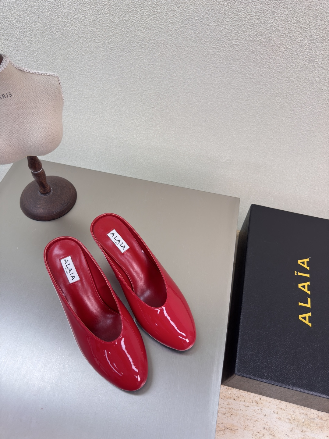 NO:407411,Sculpture heels Slippers Alaia Slippers From Paris First See Love Web Red High Classic Alaia has another sexy side. It can be easily controlled with different styles. Whether it is jeans, suit pants, or pleated skirts, it can enhance your outfit to fashion, elegance and excellence. The fabric is made of lambskin and the ultimate sexy inner sheepskin. The original original leather soles 34 35 36 37 38 39 40 41 (34 40 41 Customized) Configure original packaging, semi-torch, alaia, slippers, skirts, jeans, business suit, sheepskin, Leather soles19860909雕塑跟 拖鞋 Alaia 拖鞋 来自巴黎 一见倾心 网  红色 高级 经典 阿莱娅还有另外性感的一面  配上不同款式,不同风格都能轻松驾驭,无论牛仔裤,西装裤,还是百褶裙,都能将你的穿搭提升到时尚,优雅和卓越之中 面料选用小羊皮搭配性感极致 内里羊皮 大底原版一致真皮大底 34 35 36 37 38 39 40 41 (34 40 41 定制) 配置原版包装,半拖,alaia,slippers,skirts,jeans,business suit,sheepskin,Leather soles,Women's Shoes
