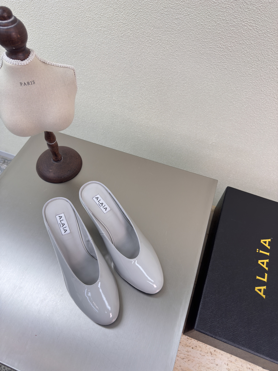 NO:407414,Sculpture heels Slippers Alaia Slippers From Paris First See Love Website High-end Gray Classic Alaia has another sexy side. It can be easily controlled with different styles. Whether it is jeans, suit pants, or pleated skirts, it can enhance your outfit to fashion, elegance and excellence. The fabric is made of lambskin and the ultimate sexy inner sheepskin. The original original leather soles 34 35 36 37 38 39 40 41 (34 40 41 Customized) Configure original packaging, semi-torch, alaia, slippers, skirts, jeans, business suit, sheepskin, Leather soles19860909雕塑跟 拖鞋 Alaia 拖鞋 来自巴黎 一见倾心 网  高级灰 经典 阿莱娅还有另外性感的一面  配上不同款式,不同风格都能轻松驾驭,无论牛仔裤,西装裤,还是百褶裙,都能将你的穿搭提升到时尚,优雅和卓越之中 面料选用小羊皮搭配性感极致 内里羊皮 大底原版一致真皮大底 34 35 36 37 38 39 40 41 (34 40 41 定制) 配置原版包装,半拖,alaia,slippers,skirts,jeans,business suit,sheepskin,Leather soles,Women's Shoes