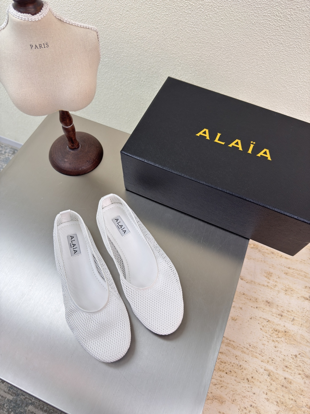 NO:407384,25 Classic mesh Alaia single shoes from Paris First-Seeing Love Heart Net White Classic Alaia has another sexy side. It can be easily controlled with different styles. Whether it is jeans, suit pants, or pleated skirts, it can enhance your outfit to fashion, elegance and excellence. The fabric is lambskin and the ultimate sexy inner sheepskin. The original original leather outsole 34 35 36 37 38 39 40 41 42 (34 40 41 42 Customized) Configure original packaging, single shoes, alaia, skirts, jeans, business suit, sheepskin, Leather soles1986090925经典网面 Alaia 单鞋 来自巴黎 一见倾心 网  白色 经典 阿莱娅还有另外性感的一面  配上不同款式,不同风格都能轻松驾驭,无论牛仔裤,西装裤,还是百褶裙,都能将你的穿搭提升到时尚,优雅和卓越之中 面料选用小羊皮搭配性感极致 内里羊皮 大底原版一致真皮大底 34 35 36 37 38 39 40 41 42 (34 40 41 42 定制) 配置原版包装,单鞋,alaia,skirts,jeans,business suit,sheepskin,Leather soles,Women's Shoes