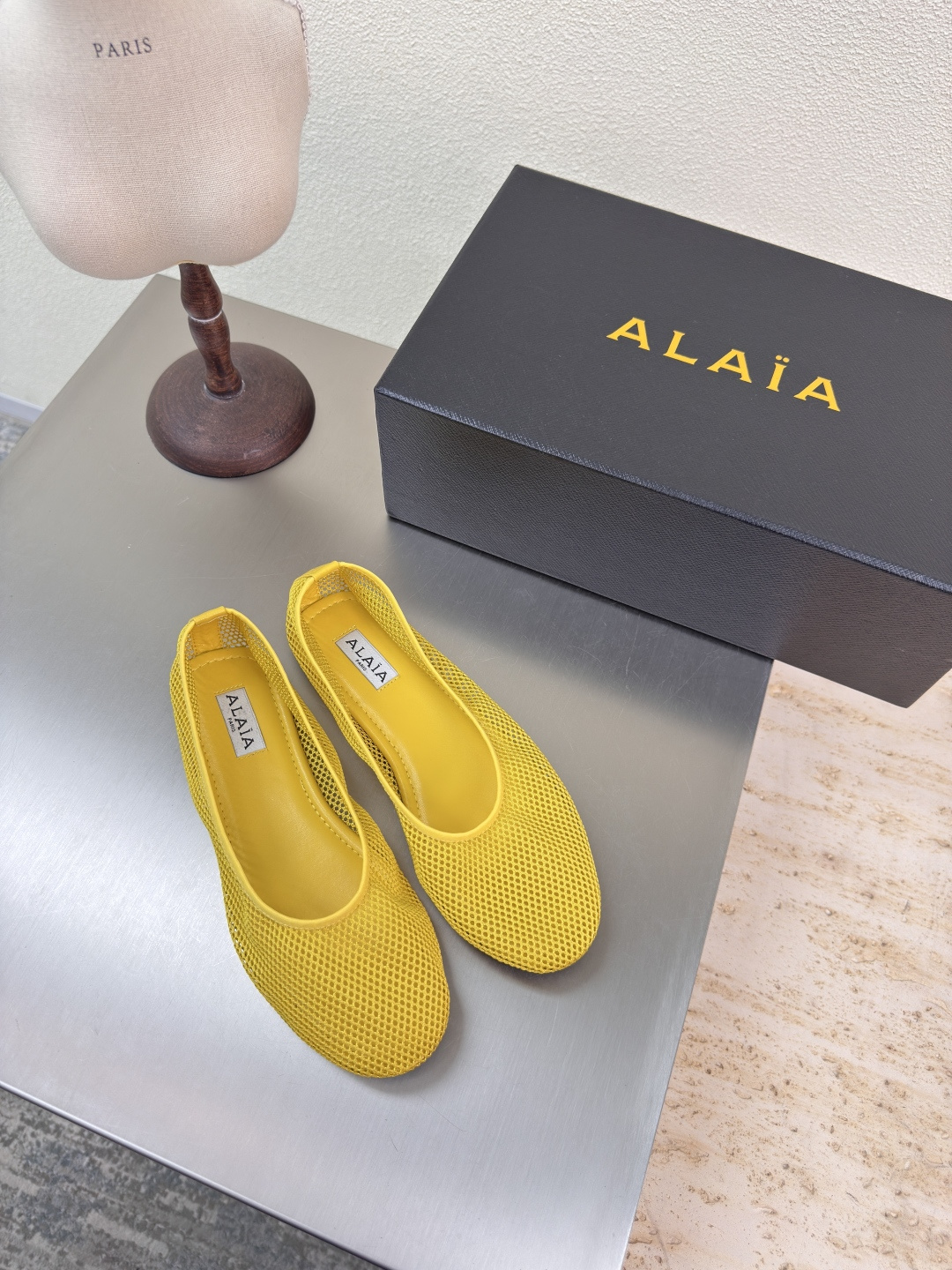 NO:407386,25 Classic mesh Alaia single shoes from Paris First-Seeing Love Heart Net Yellow Classic Alaia has another sexy side. It can be easily controlled with different styles. Whether it is jeans, suit pants, or pleated skirts, it can enhance your outfit to fashion, elegance and excellence. The fabric is made of lambskin and the ultimate sexy inner sheepskin. The original original leather outsole 34 35 36 37 38 39 40 41 42 (34 40 41 42 Customized) Configure original packaging, single shoes, alaia, skirts, jeans, business suit, sheepskin, Leather soles1986090925经典网面 Alaia 单鞋 来自巴黎 一见倾心 网  黄色 经典 阿莱娅还有另外性感的一面  配上不同款式,不同风格都能轻松驾驭,无论牛仔裤,西装裤,还是百褶裙,都能将你的穿搭提升到时尚,优雅和卓越之中 面料选用小羊皮搭配性感极致 内里羊皮 大底原版一致真皮大底 34 35 36 37 38 39 40 41 42 (34 40 41 42 定制) 配置原版包装,单鞋,alaia,skirts,jeans,business suit,sheepskin,Leather soles,Women's Shoes