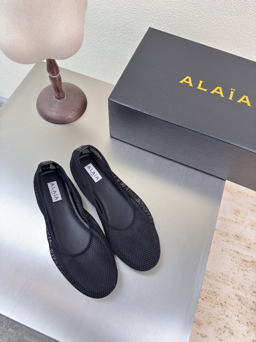 NO:407387,25 Classic mesh Alaia single shoes from Paris First-Seeing Love Heart Net Black classic Alaia has another sexy side. It can be easily controlled with different styles. Whether it is jeans, suit pants, or pleated skirts, it can enhance your outfit to fashion, elegance and excellence. The fabric is lambskin and the ultimate sexy inner sheepskin. The original original leather outsole 34 35 36 37 38 39 40 41 42 (34 40 41 42 Customized) Configure original packaging, single shoes, alaia, skirts, jeans, business suit, sheepskin, Leather soles1986090925经典网面 Alaia 单鞋 来自巴黎 一见倾心 网  黑色经典 阿莱娅还有另外性感的一面  配上不同款式,不同风格都能轻松驾驭,无论牛仔裤,西装裤,还是百褶裙,都能将你的穿搭提升到时尚,优雅和卓越之中 面料选用小羊皮搭配性感极致 内里羊皮 大底原版一致真皮大底 34 35 36 37 38 39 40 41 42 (34 40 41 42 定制) 配置原版包装,单鞋,alaia,skirts,jeans,business suit,sheepskin,Leather soles,Women's Shoes