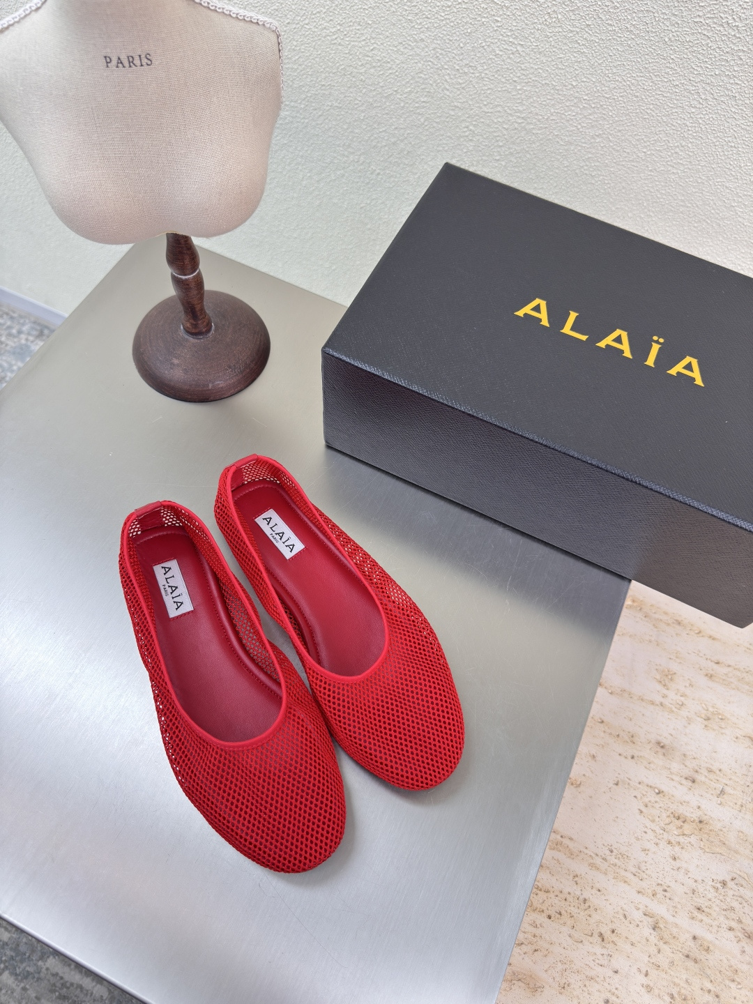 NO:407390,25 Classic mesh Alaia single shoes from Paris First sight Falling in love Net Red Classic Alaia has another sexy side. It can be easily controlled with different styles. Whether it is jeans, suit pants, or pleated skirts, it can enhance your outfit to fashion, elegance and excellence. The fabric is lambskin and the ultimate sexy inner sheepskin. The original original leather outsole 34 35 36 37 38 39 40 41 42 (34 40 41 42 Customized) Configure original packaging, single shoes, alaia, skirts, jeans, business suit, sheepskin, Leather soles1986090925经典网面 Alaia 单鞋 来自巴黎 一见倾心 网  红色 经典 阿莱娅还有另外性感的一面  配上不同款式,不同风格都能轻松驾驭,无论牛仔裤,西装裤,还是百褶裙,都能将你的穿搭提升到时尚,优雅和卓越之中 面料选用小羊皮搭配性感极致 内里羊皮 大底原版一致真皮大底 34 35 36 37 38 39 40 41 42 (34 40 41 42 定制) 配置原版包装,单鞋,alaia,skirts,jeans,business suit,sheepskin,Leather soles,Women's Shoes