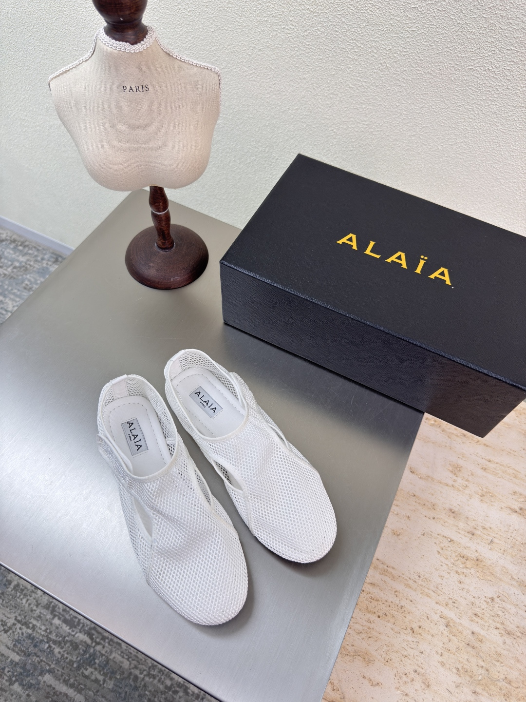 NO:407393,Velcro buckle Adjustable 25 classic mesh Alaia single shoes from Paris First sight Falling in love Net White Classic Alaia has another sexy side It can be easily controlled with different styles, whether it is jeans, suit pants, or pleated skirts, it can enhance your outfit to fashion, elegance and excellence The fabric is extremely sexy. Mesh inner sheepskin original uniform leather sole 34 35 36 37 38 39 40 41 42 (34 40 41 42 Customized) Configure original packaging, single shoes, alaia, skirts, jeans, business suit, sheepskin, Leather soles19860909魔术贴粘扣 可调节 25经典网面  Alaia 单鞋 来自巴黎 一见倾心 网  白色 经典 阿莱娅还有另外性感的一面  配上不同款式,不同风格都能轻松驾驭,无论牛仔裤,西装裤,还是百褶裙,都能将你的穿搭提升到时尚,优雅和卓越之中 面料选用搭配性感极致 网料 内里羊皮 大底原版一致真皮大底 34 35 36 37 38 39 40 41 42 (34 40 41 42 定制) 配置原版包装,单鞋,alaia,skirts,jeans,business suit,sheepskin,Leather soles,Women's Shoes