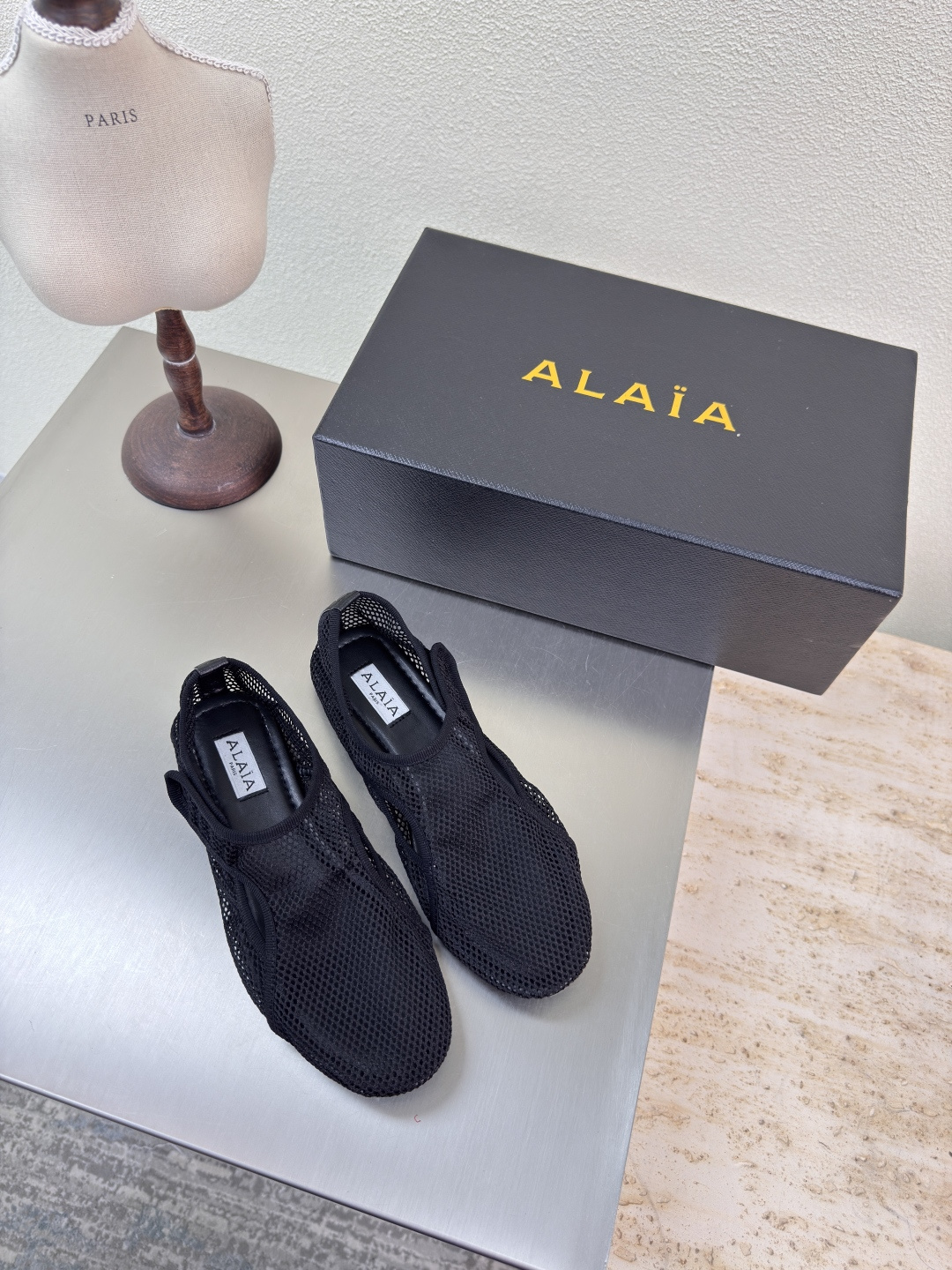 NO:407399,Velcro buckle Adjustable 25 classic mesh Alaia single shoes from Paris First-Seeing Love Heart Net Black Classic Alaia has another sexy side Alaia has a different style and can be easily controlled with different styles. Whether it is jeans, suit pants, or pleated skirts, it can enhance your outfit to fashion, elegance and excellence The fabric is extremely sexy. Mesh inner sheepskin Outsole Original consistent leather sole 34 35 36 37 38 39 40 41 42 (34 40 41 42 Customized) Configure original packaging, single shoes, alaia, skirts, jeans, business suit, sheepskin, Leather soles19860909魔术贴粘扣 可调节 25经典网面  Alaia 单鞋 来自巴黎 一见倾心 网  黑色 经典 阿莱娅还有另外性感的一面  配上不同款式,不同风格都能轻松驾驭,无论牛仔裤,西装裤,还是百褶裙,都能将你的穿搭提升到时尚,优雅和卓越之中 面料选用搭配性感极致 网料 内里羊皮 大底原版一致真皮大底 34 35 36 37 38 39 40 41 42 (34 40 41 42 定制) 配置原版包装,单鞋,alaia,skirts,jeans,business suit,sheepskin,Leather soles,Women's Shoes