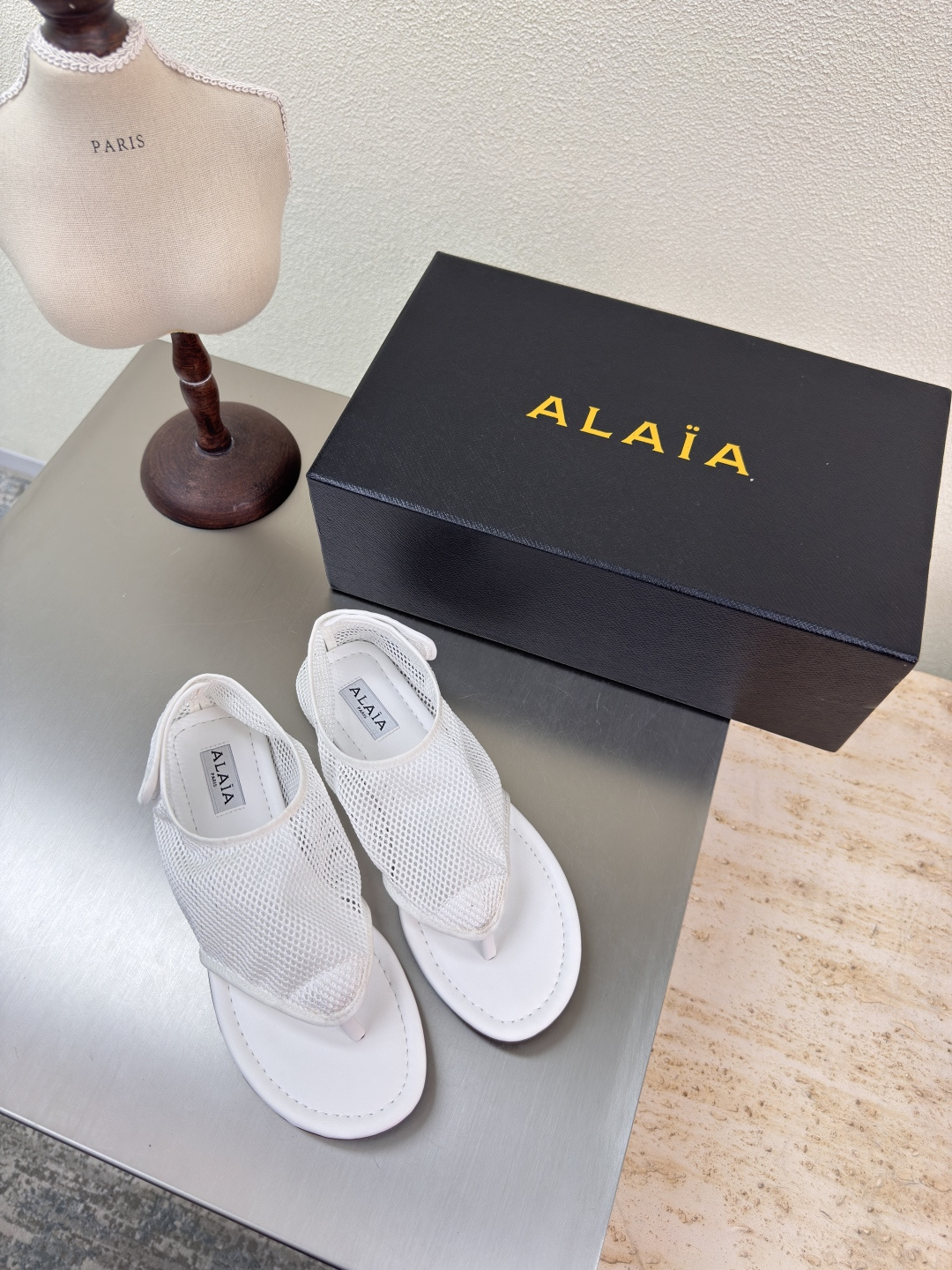 NO:407382,Toe shoes Velcro buckle Adjustable 25 classic mesh Alaia single shoes from Paris First sight Falling in love Net White Classic Alaia has another sexy side It can be easily controlled with different styles, whether it is jeans, suit pants, or pleated skirts, it can enhance your outfit to fashion, elegance and excellence The fabric is extremely sexy. Mesh inner sheepskin Outsole Original consistent leather outsole 34 35 36 37 38 39 40 41 42 (34 40 41 42 Customized) Configure original packaging, split-toe shoes, alaia, skirts, jeans, business suit, sheepskin, Leather soles19860909夹趾鞋 魔术贴粘扣 可调节 25经典网面  Alaia 单鞋 来自巴黎 一见倾心 网  白色 经典 阿莱娅还有另外性感的一面  配上不同款式,不同风格都能轻松驾驭,无论牛仔裤,西装裤,还是百褶裙,都能将你的穿搭提升到时尚,优雅和卓越之中 面料选用搭配性感极致 网料 内里羊皮 大底原版一致真皮大底 34 35 36 37 38 39 40 41 42 (34 40 41 42 定制) 配置原版包装,分趾鞋,alaia,skirts,jeans,business suit,sheepskin,Leather soles,Women's Shoes