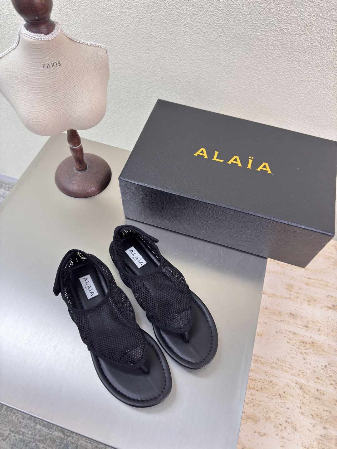 NO:407376,Clip-toe shoes Velcro buckle Adjustable 25 classic mesh Alaia single shoes from Paris First-Seeing Love Heart Net Black Classic Alaia has another sexy side Alaia has a different style and can be easily controlled with different styles. Whether it is jeans, suit pants, or pleated skirts, it can enhance your outfit to fashion, elegance and excellence The fabric is extremely sexy. Mesh inner sheepskin Outsole Original consistent leather outsole 34 35 36 37 38 39 40 41 42 (34 40 41 42 Customized) Configure original packaging, split-toe shoes, alaia, skirts, jeans, business suit, sheepskin, Leather soles19860909夹趾鞋 魔术贴粘扣 可调节 25经典网面  Alaia 单鞋 来自巴黎 一见倾心 网  黑色 经典 阿莱娅还有另外性感的一面  配上不同款式,不同风格都能轻松驾驭,无论牛仔裤,西装裤,还是百褶裙,都能将你的穿搭提升到时尚,优雅和卓越之中 面料选用搭配性感极致 网料 内里羊皮 大底原版一致真皮大底 34 35 36 37 38 39 40 41 42 (34 40 41 42 定制) 配置原版包装,分趾鞋,alaia,skirts,jeans,business suit,sheepskin,Leather soles,Women's Shoes