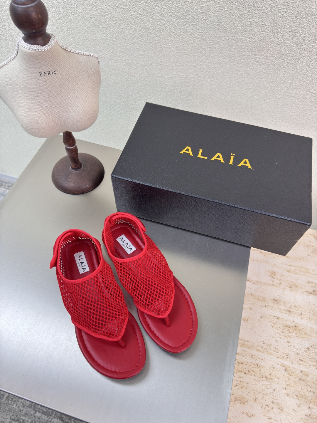 NO:407378,Toe shoes Velcro buckle Adjustable 25 classic mesh Alaia single shoes from Paris First sight Falling in love Net Red Classic Alaia has another sexy side It can be easily controlled with different styles, whether it is jeans, suit pants, or pleated skirts, it can enhance your outfit to fashion, elegance and excellence The fabric is extremely sexy. Mesh inner sheepskin Outsole Original consistent leather outsole 34 35 36 37 38 39 40 41 42 (34 40 41 42 Customized) Configure original packaging, split-toe shoes, alaia, skirts, jeans, business suit, sheepskin, Leather soles19860909夹趾鞋 魔术贴粘扣 可调节 25经典网面  Alaia 单鞋 来自巴黎 一见倾心 网  红色 经典 阿莱娅还有另外性感的一面  配上不同款式,不同风格都能轻松驾驭,无论牛仔裤,西装裤,还是百褶裙,都能将你的穿搭提升到时尚,优雅和卓越之中 面料选用搭配性感极致 网料 内里羊皮 大底原版一致真皮大底 34 35 36 37 38 39 40 41 42 (34 40 41 42 定制) 配置原版包装,分趾鞋,alaia,skirts,jeans,business suit,sheepskin,Leather soles,Women's Shoes