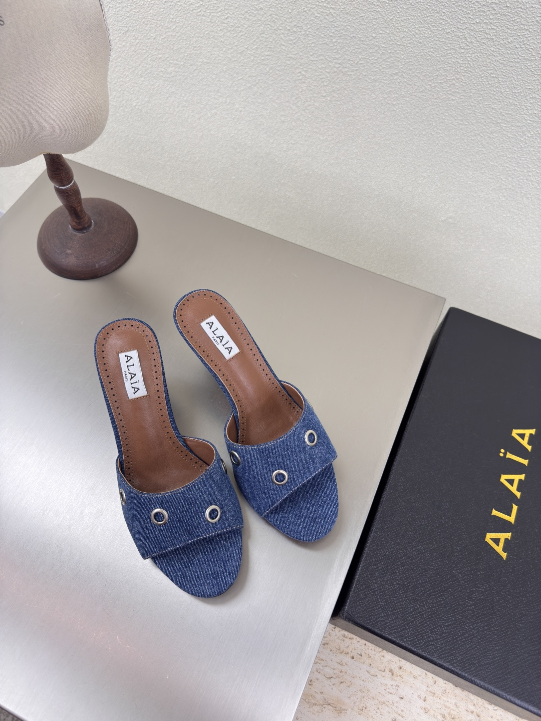 NO:408509,Corn rivets Decoration High heels Slippers Alaia Slippers From Paris Falling at first sight Washing cowboy Blue Washing cowboy Alaia has another sexy side. It can be easily controlled with different styles and styles. Whether it is jeans, suit pants, or pleated skirts, it can enhance your outfit to fashion, elegance and excellence. Fabrics are made of wash cowboys inner sheepskin Outsole Original consistent leather outsole 34 35 36 37 38 39 40 41 (34 40 41 Customized) Configure original packaging, high heels, slippers, skirts, jeans, business suit, sheepskin, Leather soles19860909鸡眼铆钉 装饰 高跟 拖鞋 Alaia 拖鞋 来自巴黎 一见倾心 洗水牛仔  蓝色洗水牛仔 阿莱娅还有另外性感的一面  配上不同款式,不同风格都能轻松驾驭,无论牛仔裤,西装裤,还是百褶裙,都能将你的穿搭提升到时尚,优雅和卓越之中 面料选用洗水牛仔 内里羊皮 大底原版一致真皮大底 34 35 36 37 38 39 40 41 (34 40 41 定制) 配置原版包装,高跟鞋拖鞋,alaia,high heels,slippers,skirts,jeans,business suit,sheepskin,Leather soles,Women's Shoes