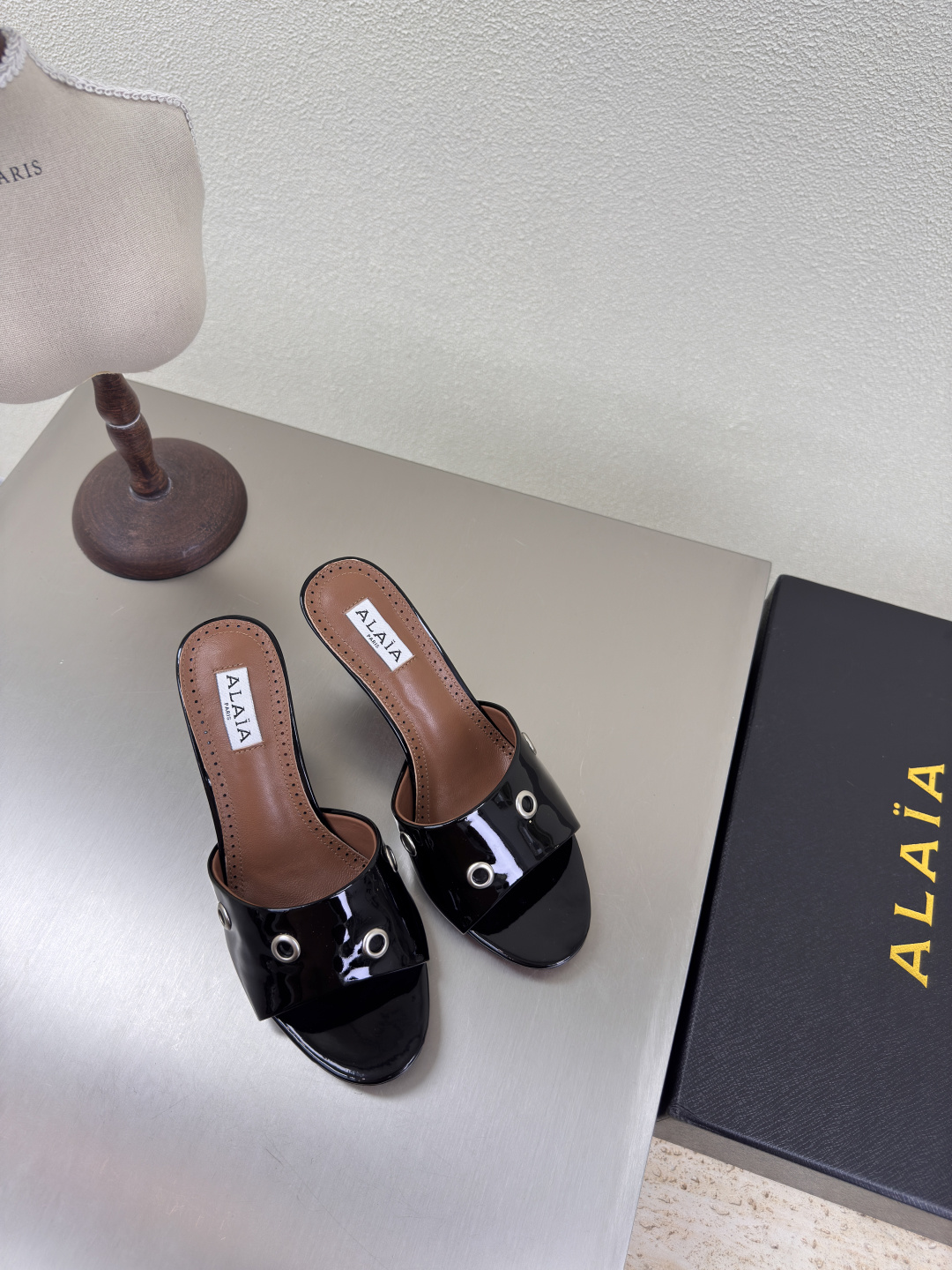 NO:408512,Corn rivets Decoration High heels Slippers Alaia Slippers From Paris Fall in love at first sight Black calf patent leather Black calf patent leather Alaia has another sexy side Alaia has a simple style to control with different styles, whether it is jeans, suit pants, or pleated skirts, it can enhance your outfit to fashion, elegance and excellence Fabric calf patent leather Inner sheepskin Outsole Original consistent leather outsole 34 35 36 37 38 39 40 41 (34 40 41 Customized) Configuration original packaging, high heels, slippers, slippers, skirts, jeans, business suit, sheepskin, Leather soles19860909鸡眼铆钉 装饰 高跟 拖鞋 Alaia 拖鞋 来自巴黎 一见倾心 黑色小牛漆皮 黑色小牛漆皮 阿莱娅还有另外性感的一面  配上不同款式,不同风格都能轻松驾驭,无论牛仔裤,西装裤,还是百褶裙,都能将你的穿搭提升到时尚,优雅和卓越之中 面料小牛漆皮 内里羊皮 大底原版一致真皮大底 34 35 36 37 38 39 40 41 (34 40 41 定制) 配置原版包装,高跟鞋拖鞋,alaia,high heels,slippers,skirts,jeans,business suit,sheepskin,Leather soles,Women's Shoes