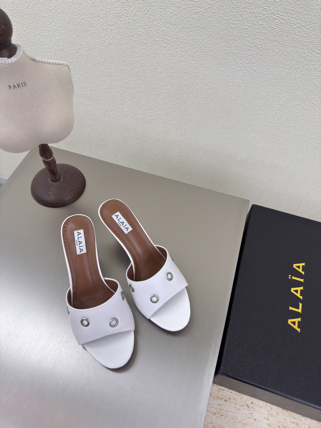 NO:408521,Corn rivets Decoration High heels Slippers Alaia Slippers From Paris Fall in love at first sight Black calf patent leather White calfskin Alaia has another sexy side I can easily control it with different styles, whether it is jeans, suit pants, or pleated skirts, it can enhance your outfit to fashion, elegance and excellence Fabric calfskin Inner sheepskin Outsole Original consistent leather outsole 34 35 36 37 38 39 40 41 (34 40 41 Customized) Configure original packaging, high heels, slippers, skirts, jeans, business suit, cowhide, sheepskin, Leather soles19860909鸡眼铆钉 装饰 高跟 拖鞋 Alaia 拖鞋 来自巴黎 一见倾心 黑色小牛漆皮 白色小牛皮 阿莱娅还有另外性感的一面  配上不同款式,不同风格都能轻松驾驭,无论牛仔裤,西装裤,还是百褶裙,都能将你的穿搭提升到时尚,优雅和卓越之中 面料小牛皮 内里羊皮 大底原版一致真皮大底 34 35 36 37 38 39 40 41 (34 40 41 定制) 配置原版包装,高跟鞋拖鞋,alaia,high heels,slippers,skirts,jeans,business suit,cowhide,sheepskin,Leather soles,Women's Shoes