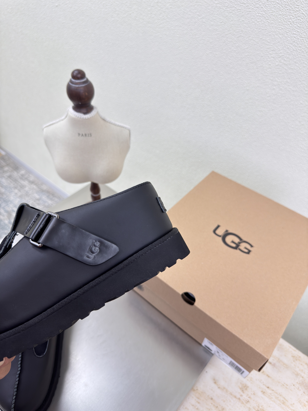 “U.G.S. Cool Shoes: High-Handing Black Calf Skin with Big Bottoms” - 图片 4