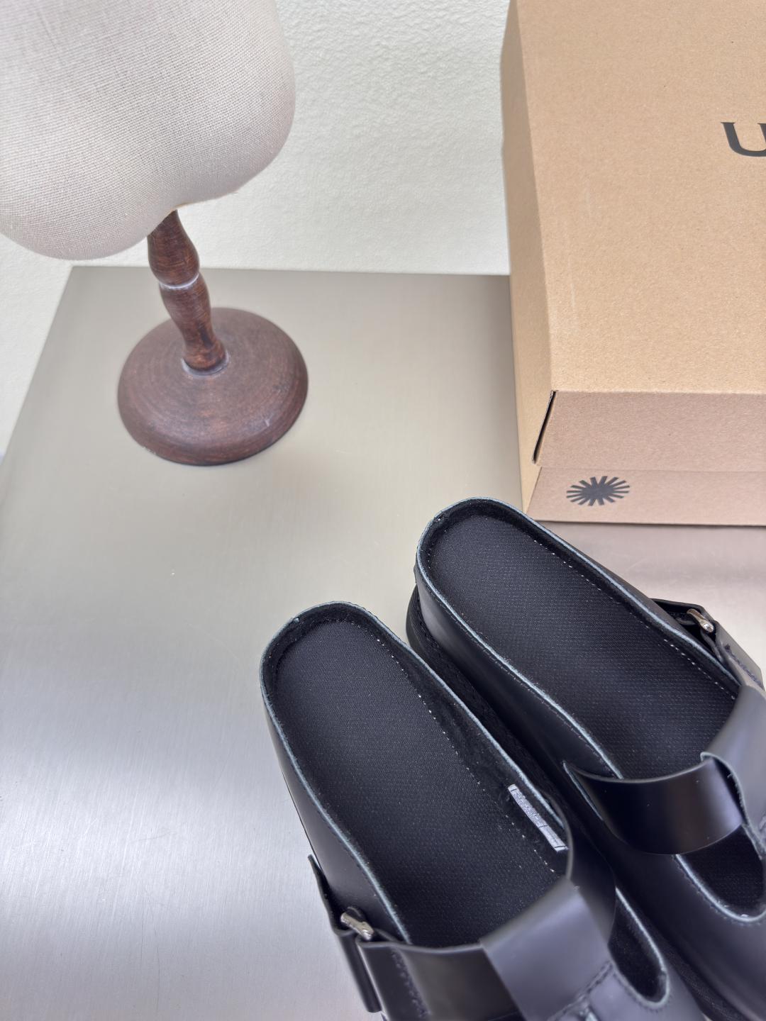 “U.G.S. Cool Shoes: High-Handing Black Calf Skin with Big Bottoms” - 图片 2
