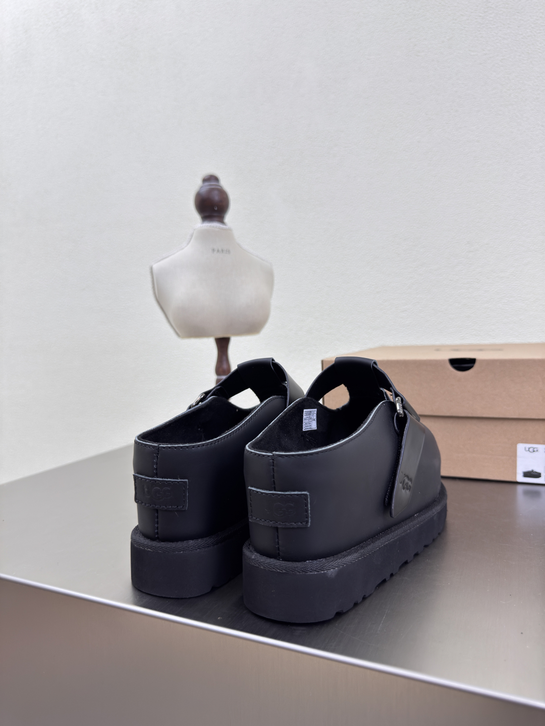 “U.G.S. Cool Shoes: High-Handing Black Calf Skin with Big Bottoms” - 图片 5