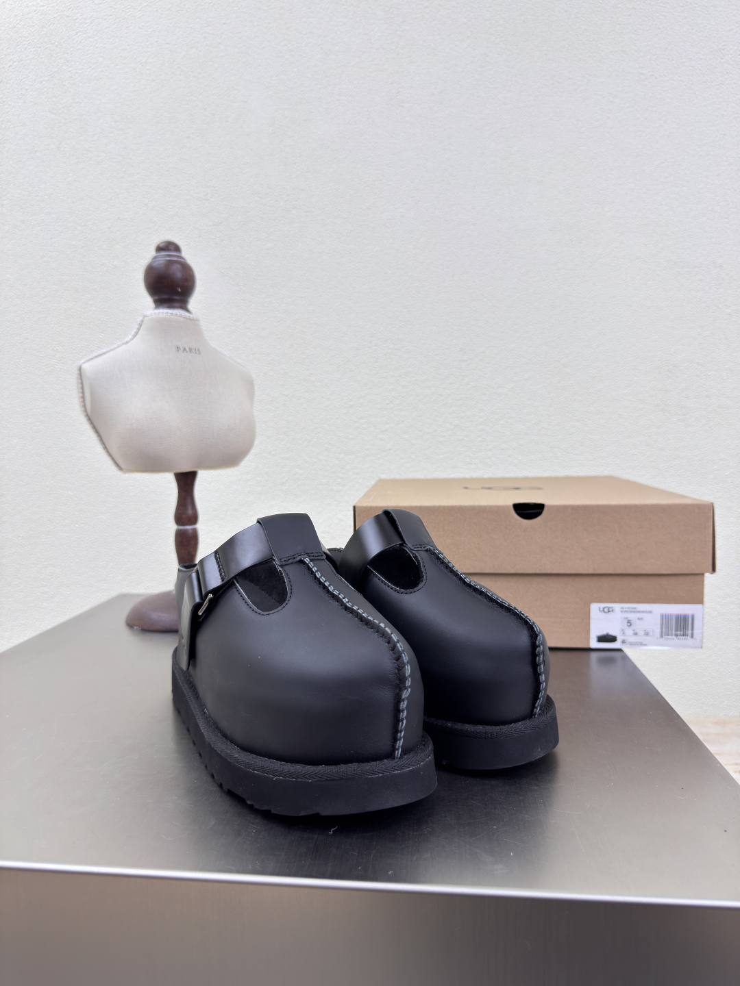 “U.G.S. Cool Shoes: High-Handing Black Calf Skin with Big Bottoms” - 图片 3