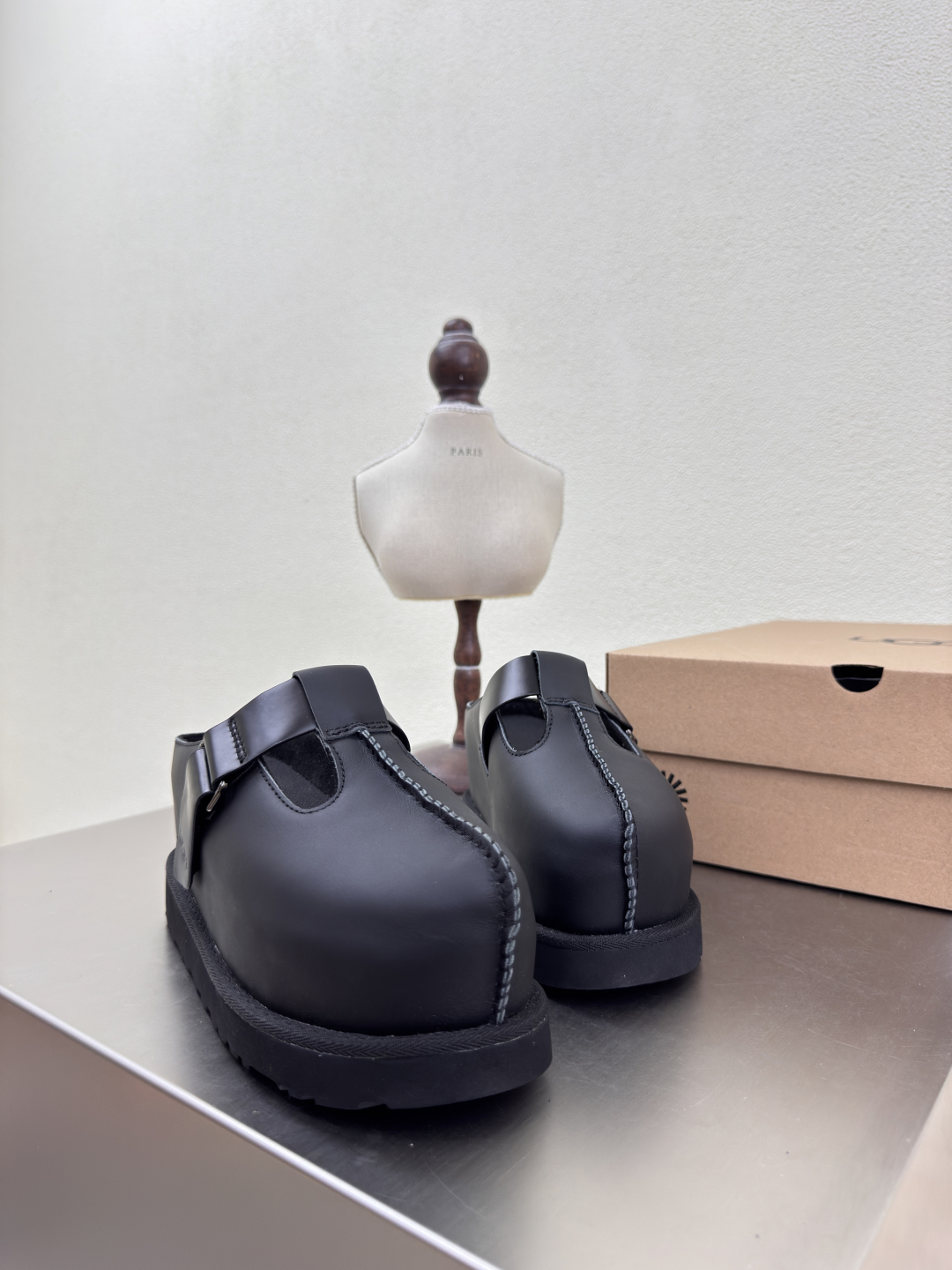 “U.G.S. Cool Shoes: High-Handing Black Calf Skin with Big Bottoms” - 图片 9