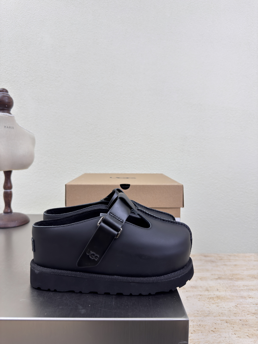 “U.G.S. Cool Shoes: High-Handing Black Calf Skin with Big Bottoms” - 图片 8