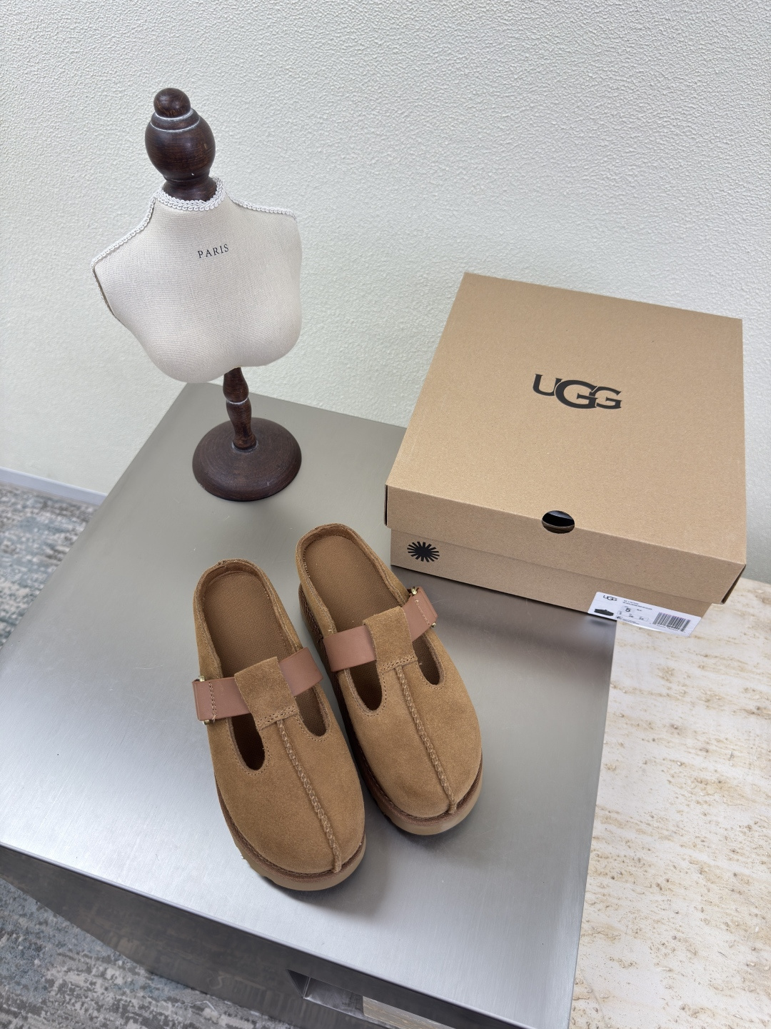 NO:408526,UGG's high-energy sandals, thick sole, bag-toe slippers, maroon, ghost girl transformation, elf Keluli color matching, UGG thick sole retro Mary Zhen, walk and walk as she wears, 7cm light thick sole, comfortable and comfortable silhouette, adding fun details UP! Sisters' happiness citywalk can be shot at a glance, sisters check in together, fabric, calf reverse velvet leather, inner sheepskin, thick sole design, pair version, original packaging 35 36 37 38 39 40 (40 customization), semi-drag, sandals, mary jane, slippers, sheepskin19860909UGG炫金家族凉鞋高能助阵 厚底 包头拖鞋  栗色 鬼马女孩大变身 精灵可露丽配色搭配 UGG厚底复古玛丽珍随穿随走一脚蹬 7cm轻盈厚底,舒适又自在廓形鞋身,增添玩趣细节 UP!姐妹的快乐 citywalk随手一拍就大片 艾特姐妹一起打卡 面料 小牛反绒皮 内里羊皮里 厚底设计 对版 原版包装 35 36 37 38 39 40（40定制）,半拖,sandals,mary jane,slippers,sheepskin,Women's Shoes