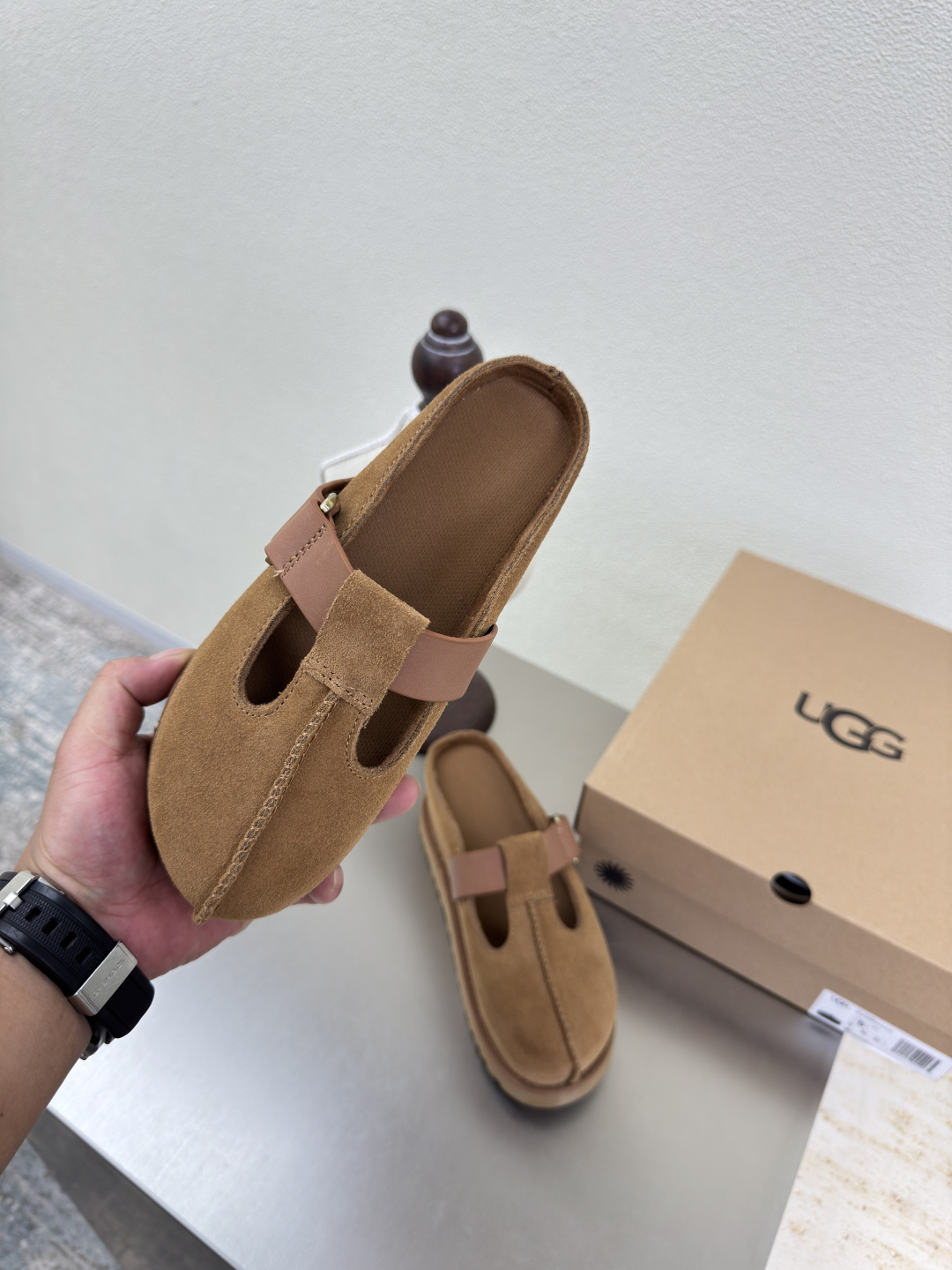 U.G.G. Cool Shoes: High-Heels, Big Bottoms, and Comfortable Design - 图片 7